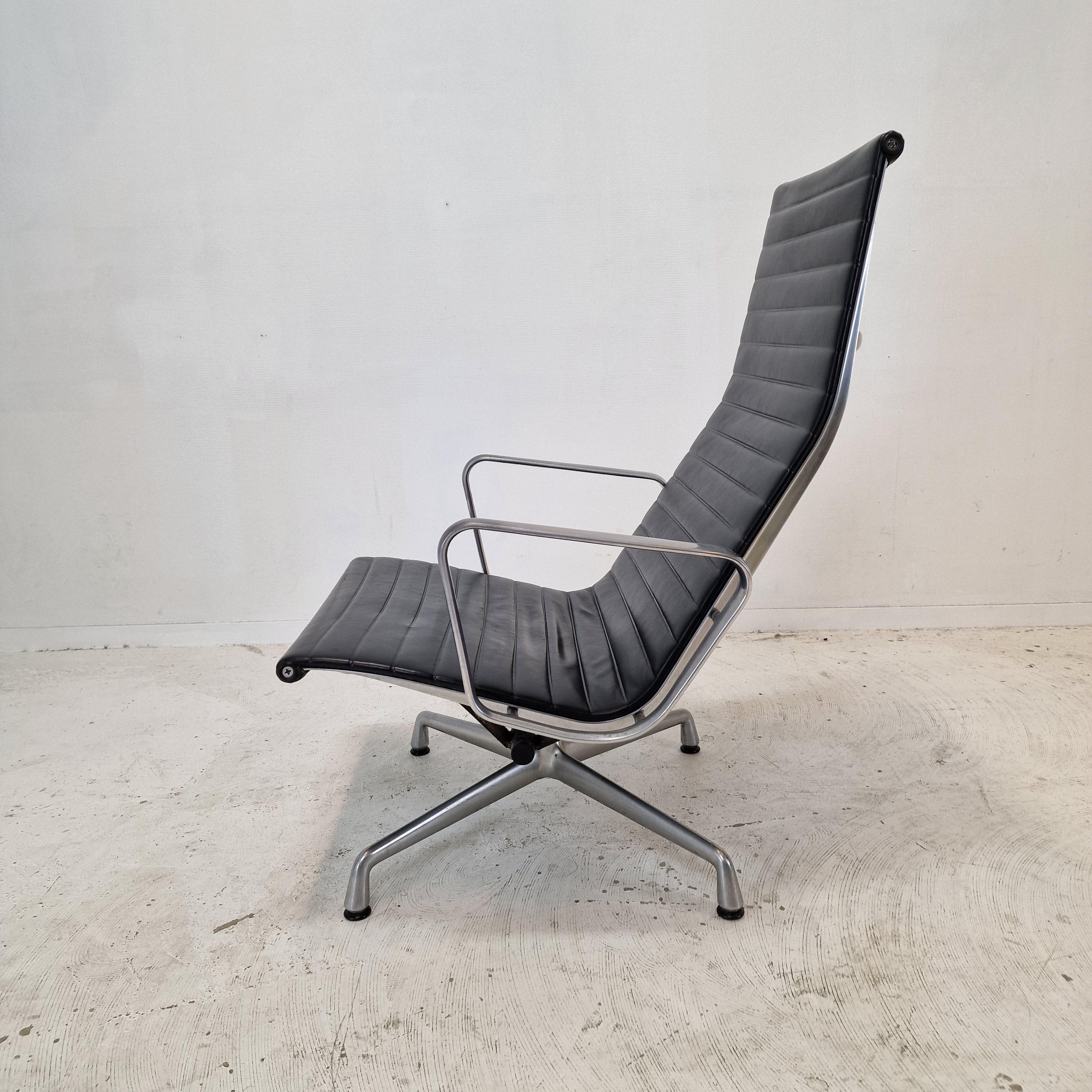 Aluminium Chaise longue et pouf Vitra modèle EA 124 + 125 de Charles & Ray Eames en vente