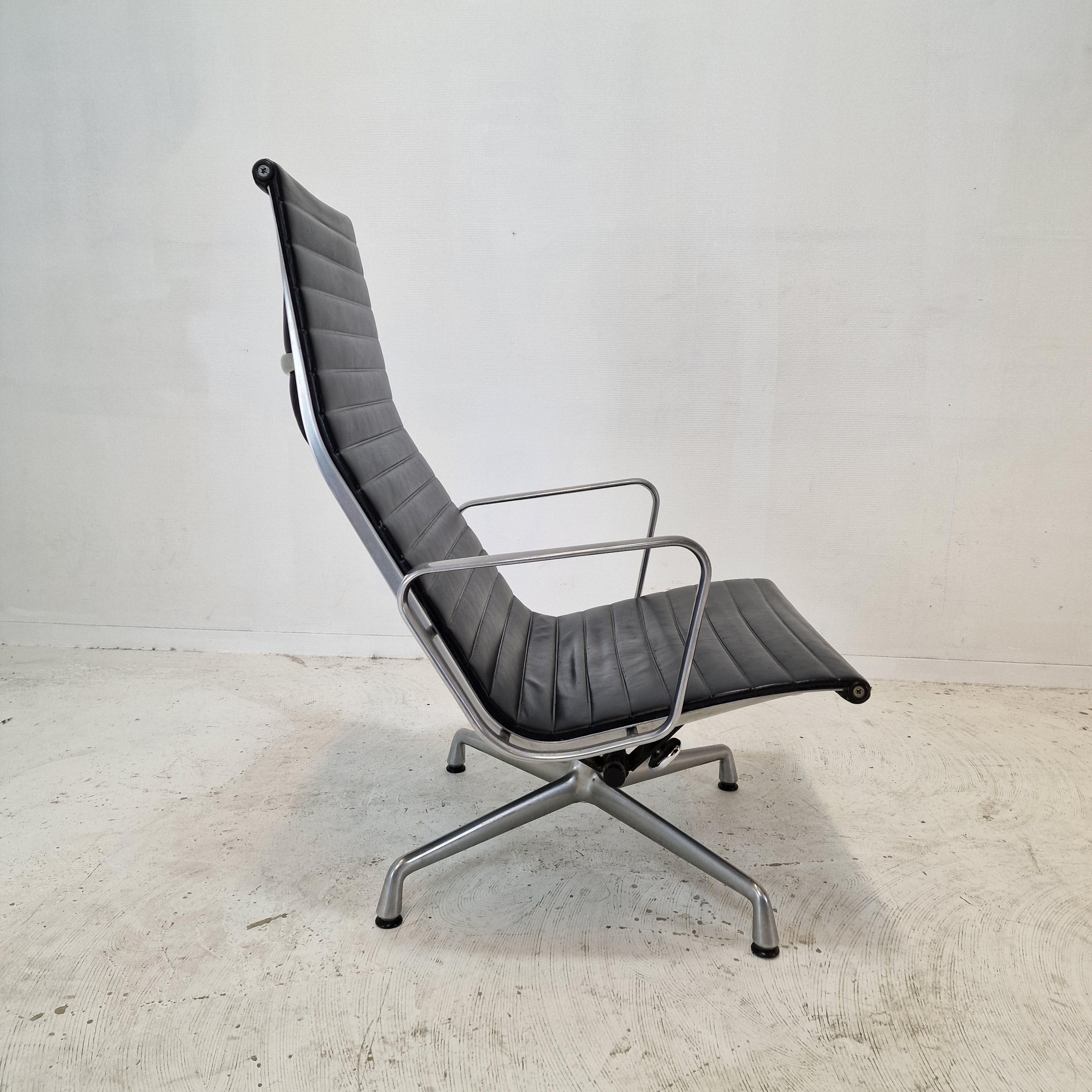 Chaise longue et pouf Vitra modèle EA 124 + 125 de Charles & Ray Eames en vente 1