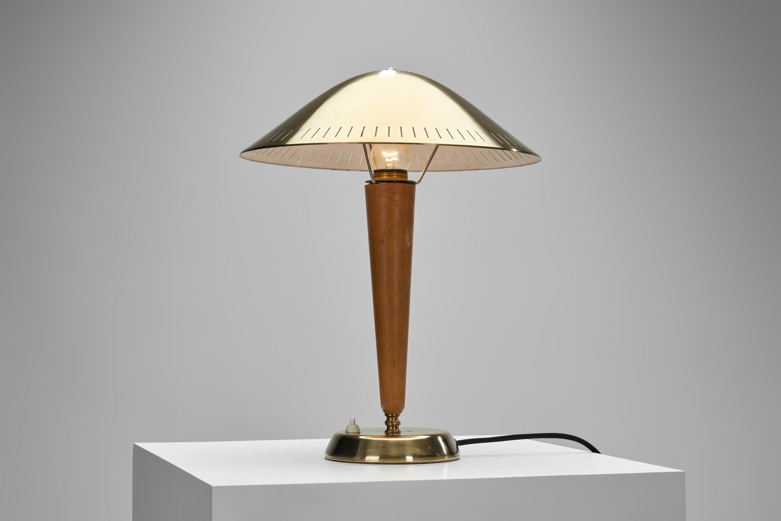 Lampe de bureauEA1288 en laiton et bois pour ASEA, Suède, vers les années 1940 en vente 3