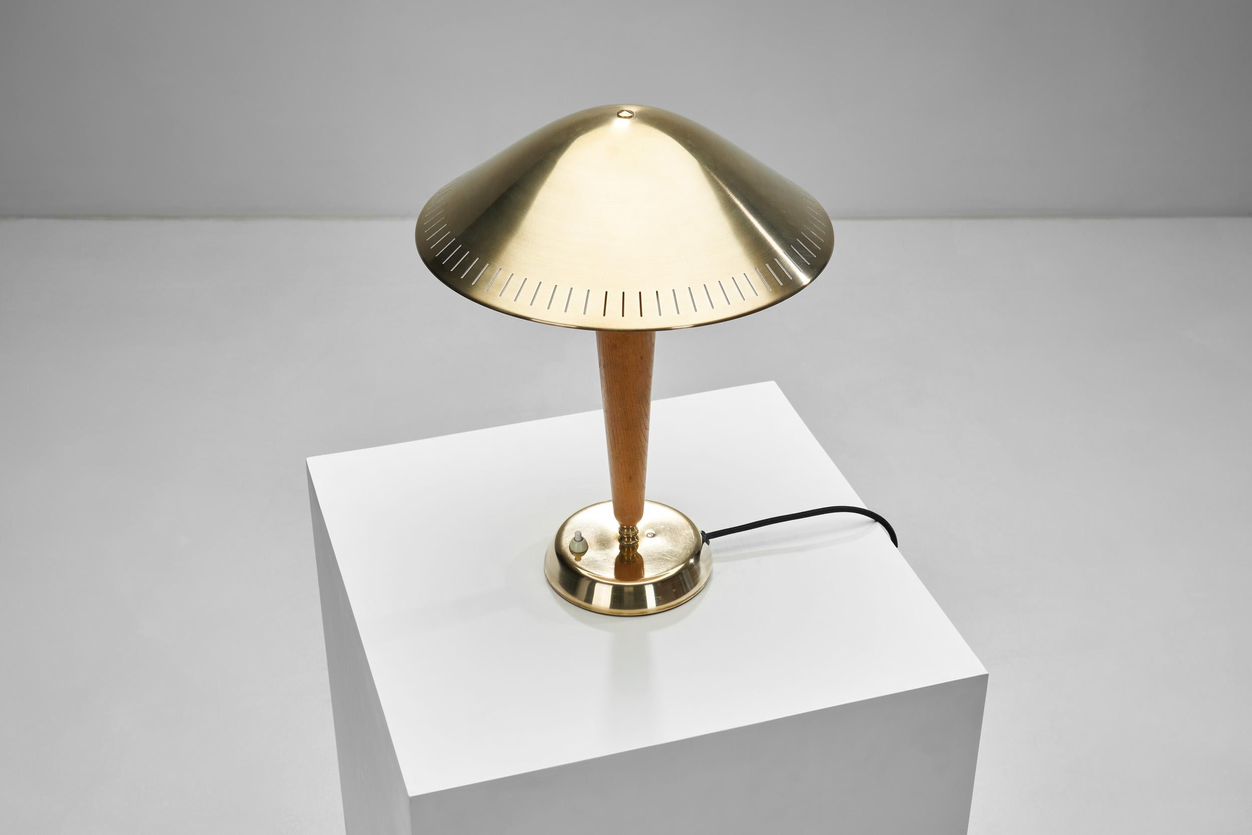Lampe de bureauEA1288 en laiton et bois pour ASEA, Suède, vers les années 1940 en vente 4