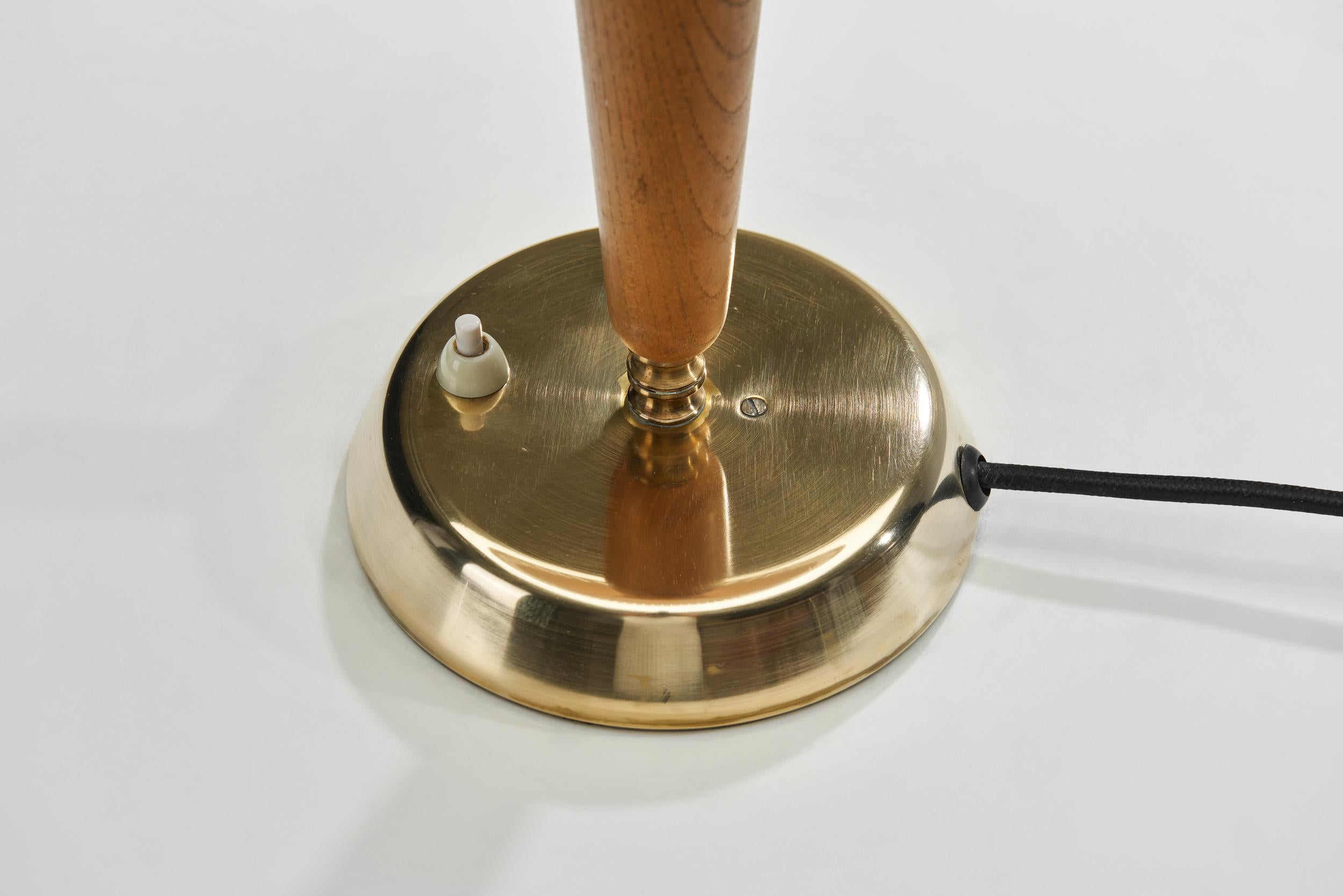 Lampe de bureauEA1288 en laiton et bois pour ASEA, Suède, vers les années 1940 en vente 12