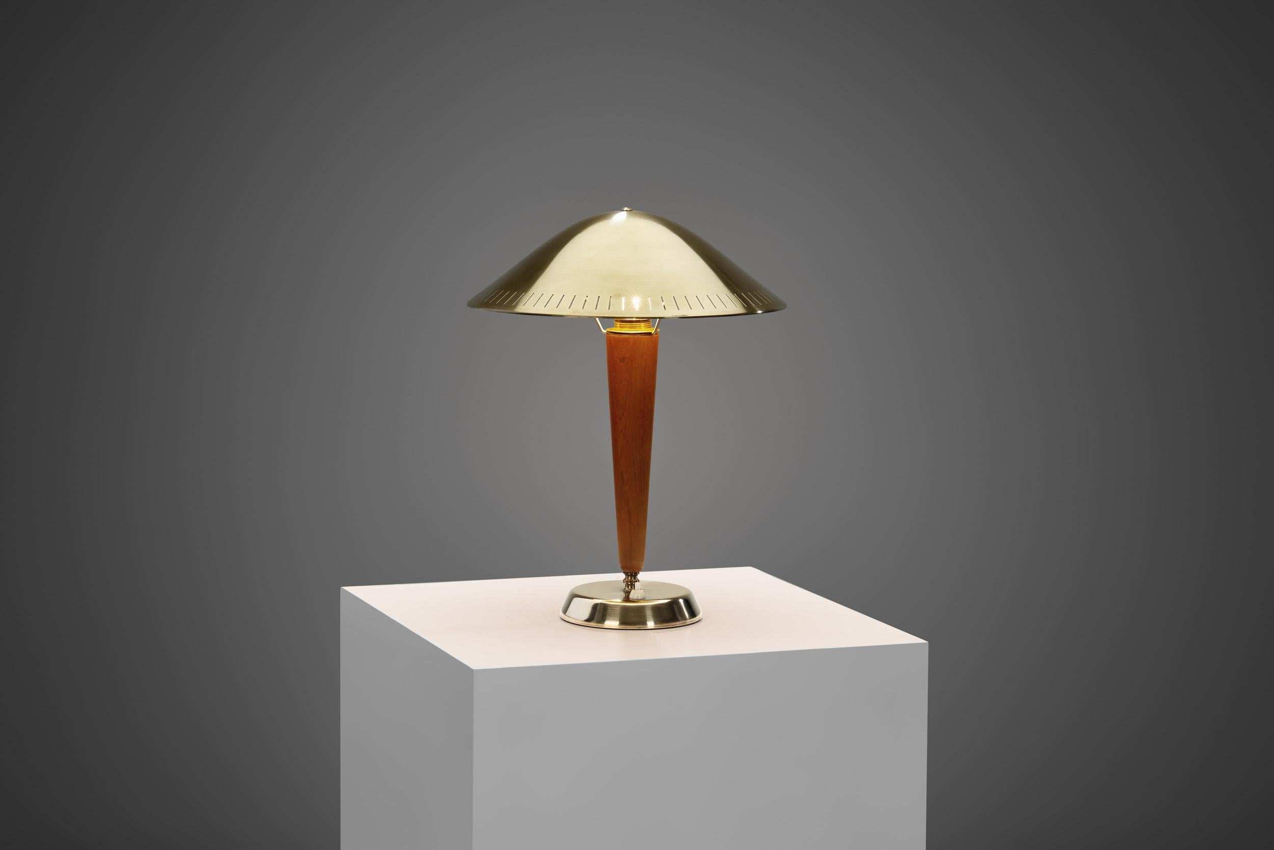 Le fabricant de cette lampe, ASEA, possède un riche héritage ancré dans l'innovation en matière d'éclairage, repoussant les limites et redéfinissant les normes, jouant un rôle essentiel dans la trajectoire du design suédois en matière d'éclairage au