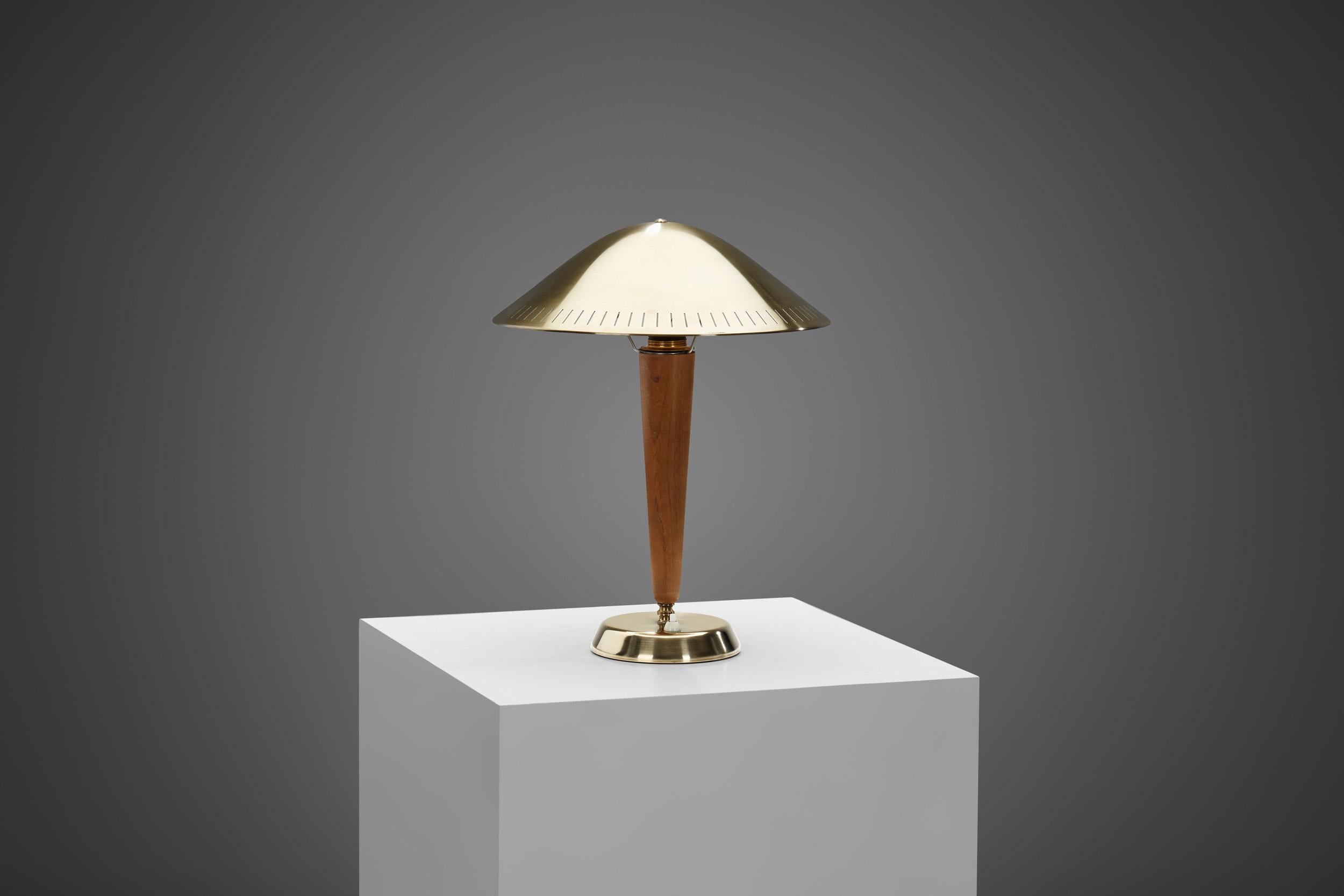 Scandinave moderne Lampe de bureauEA1288 en laiton et bois pour ASEA, Suède, vers les années 1940 en vente