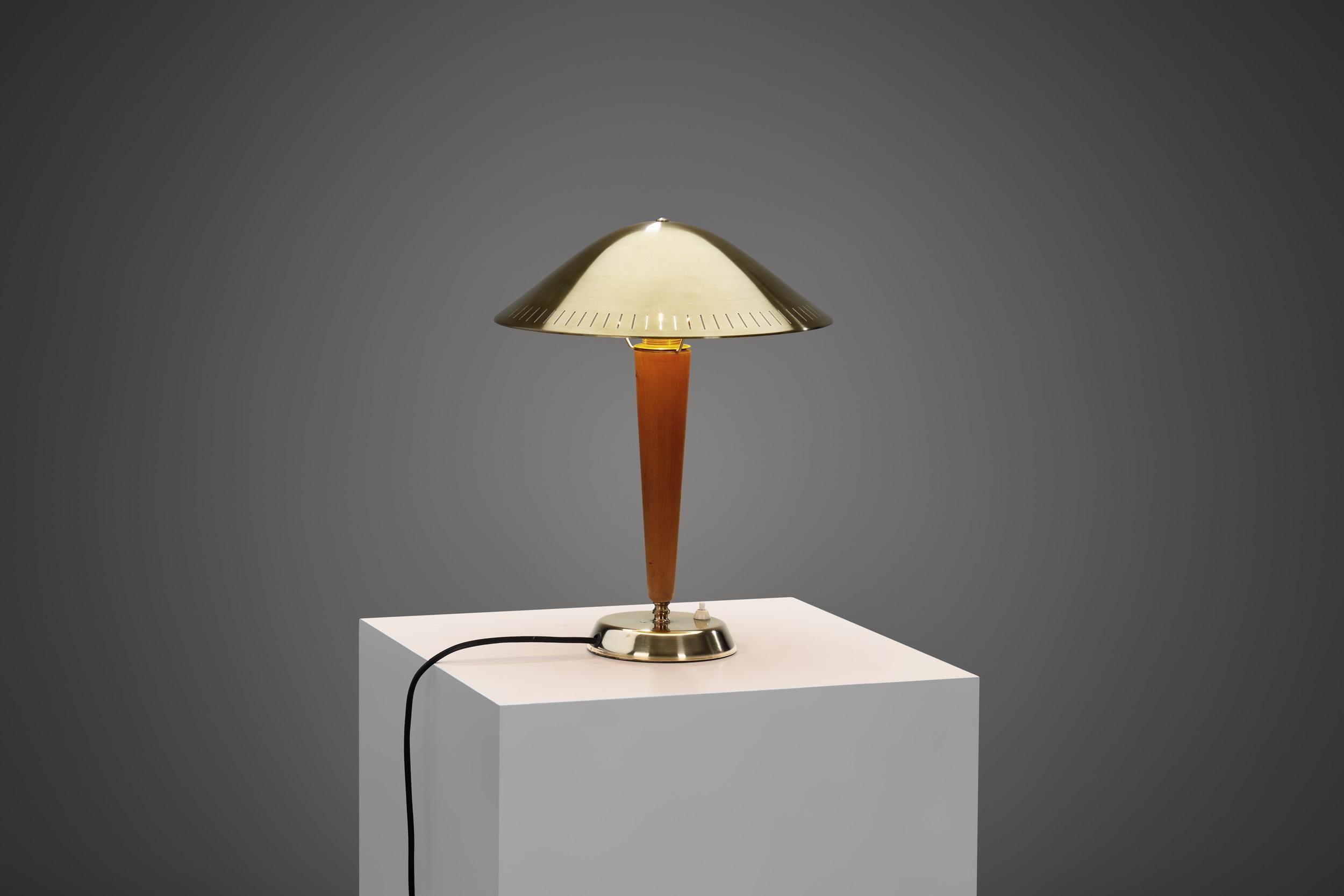 Suédois Lampe de bureauEA1288 en laiton et bois pour ASEA, Suède, vers les années 1940 en vente