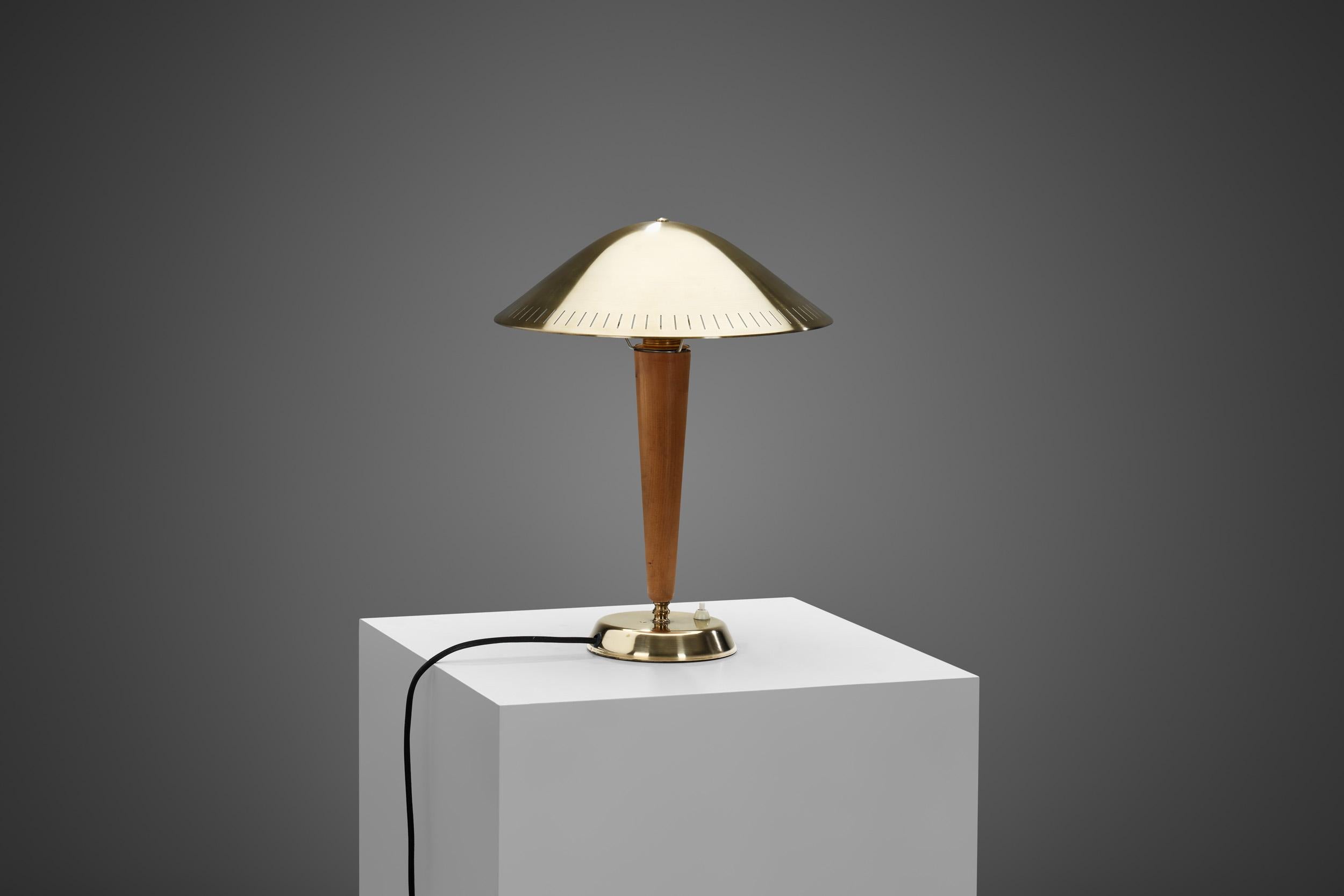 Lampe de bureauEA1288 en laiton et bois pour ASEA, Suède, vers les années 1940 Bon état - En vente à Utrecht, NL