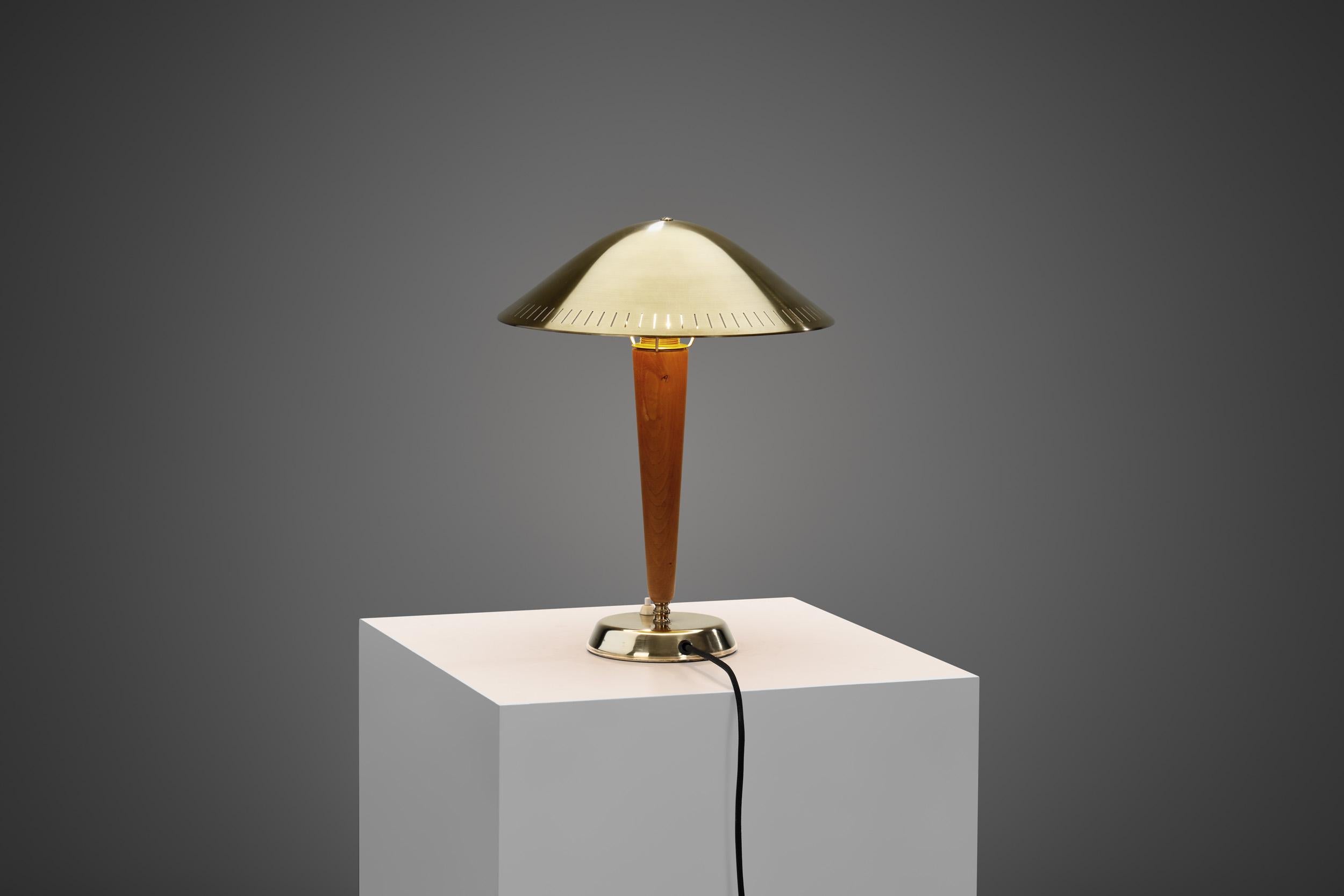 Milieu du XXe siècle Lampe de bureauEA1288 en laiton et bois pour ASEA, Suède, vers les années 1940 en vente