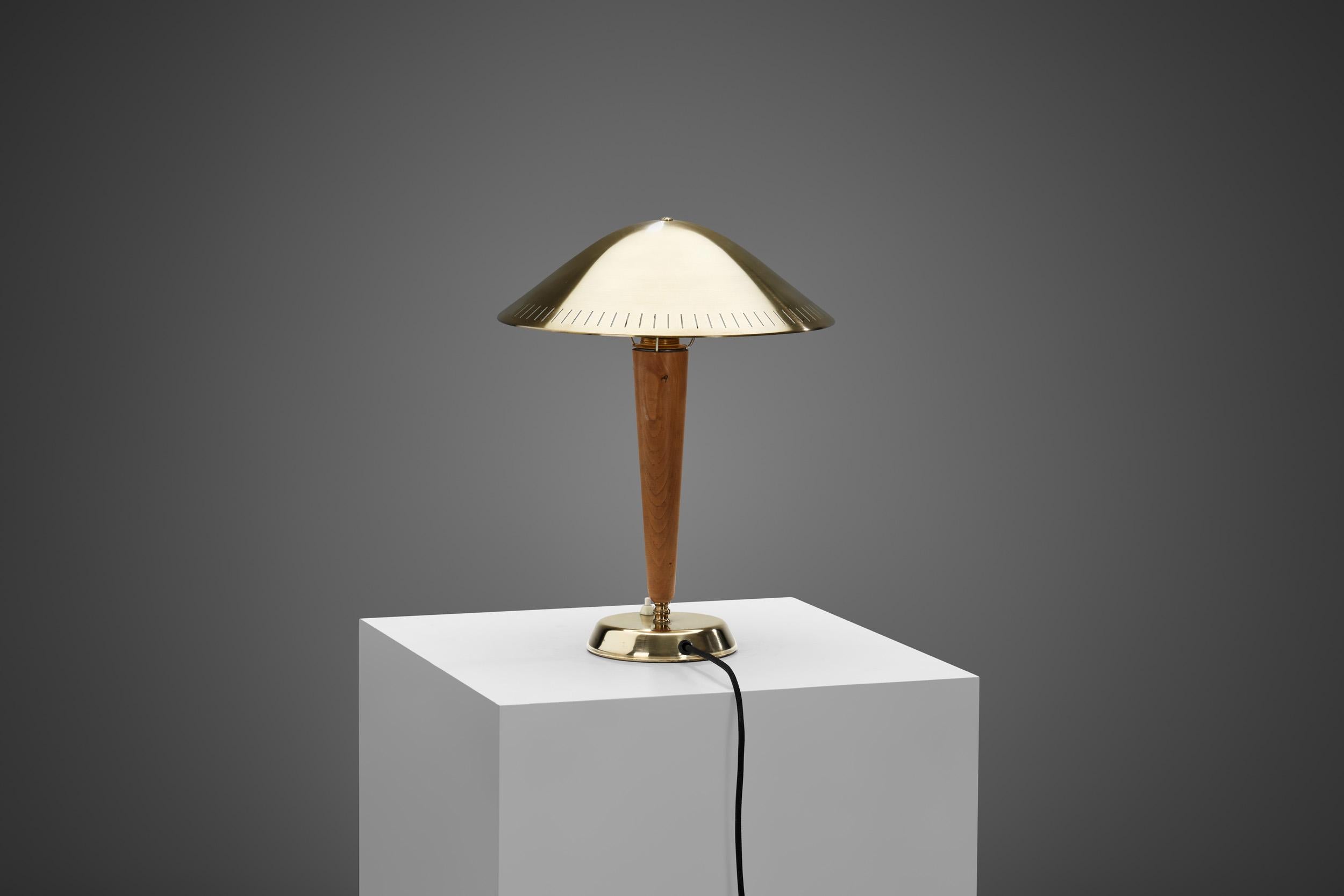 Laiton Lampe de bureauEA1288 en laiton et bois pour ASEA, Suède, vers les années 1940 en vente