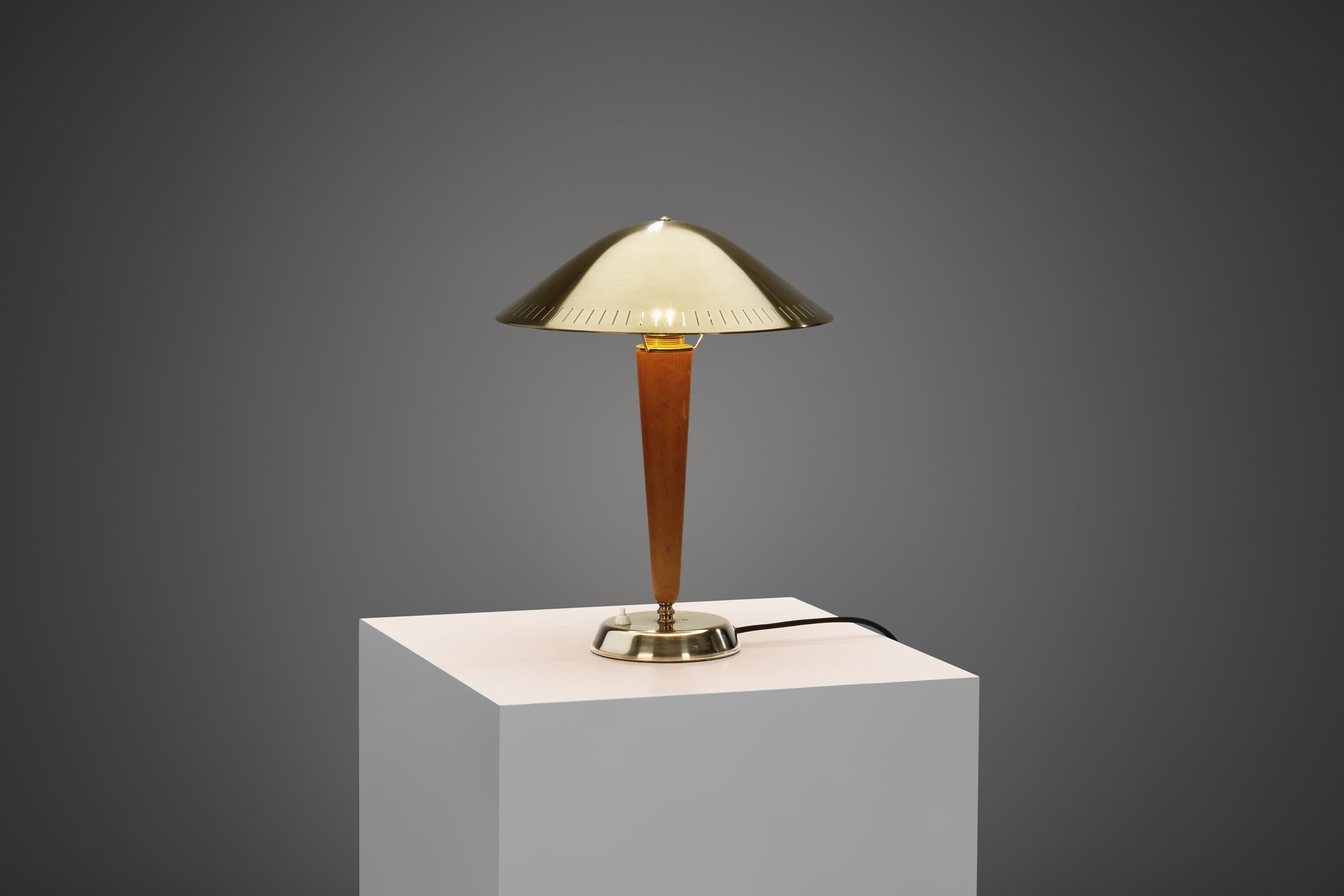 Lampe de bureauEA1288 en laiton et bois pour ASEA, Suède, vers les années 1940 en vente 1