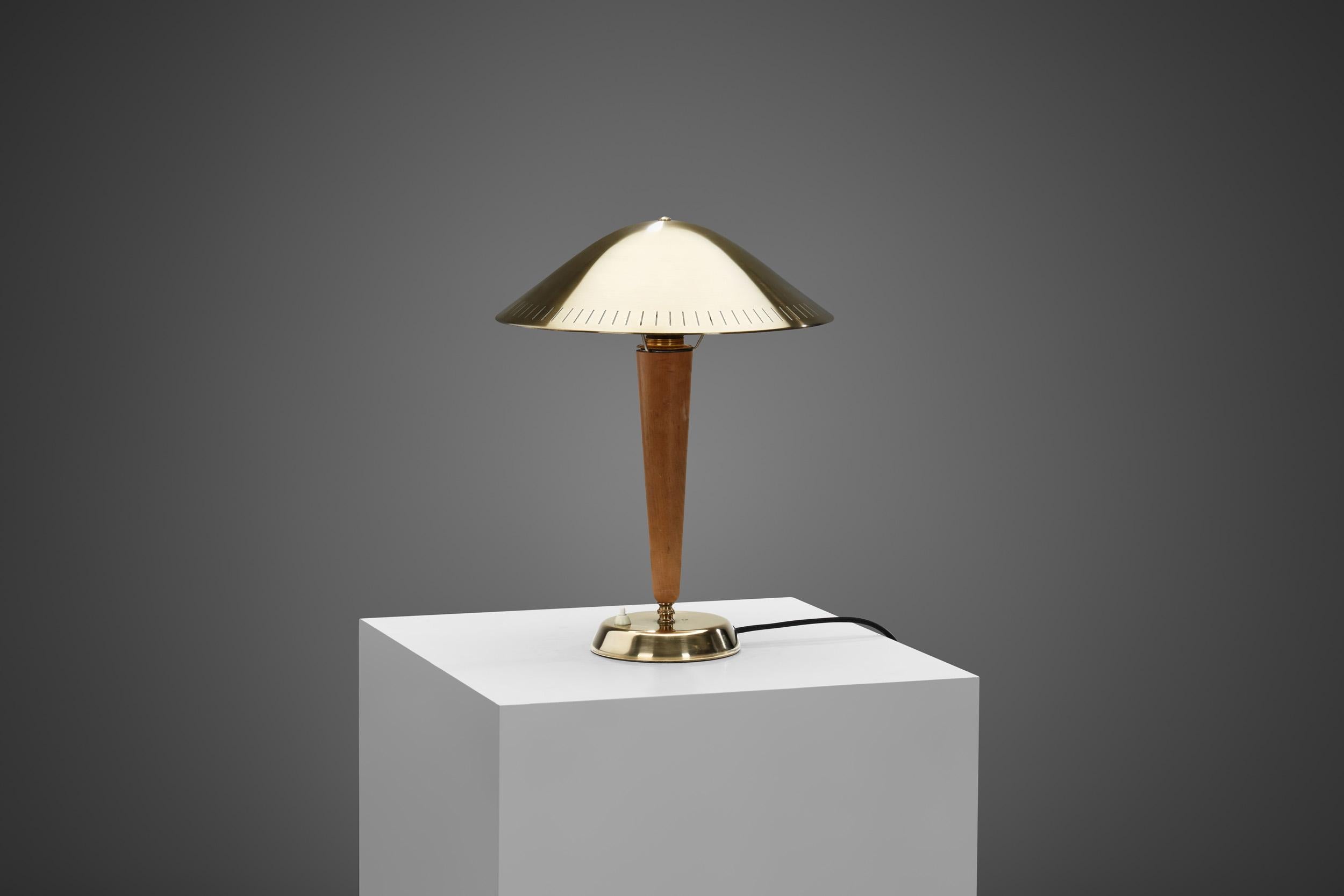 Lampe de bureauEA1288 en laiton et bois pour ASEA, Suède, vers les années 1940 en vente 2