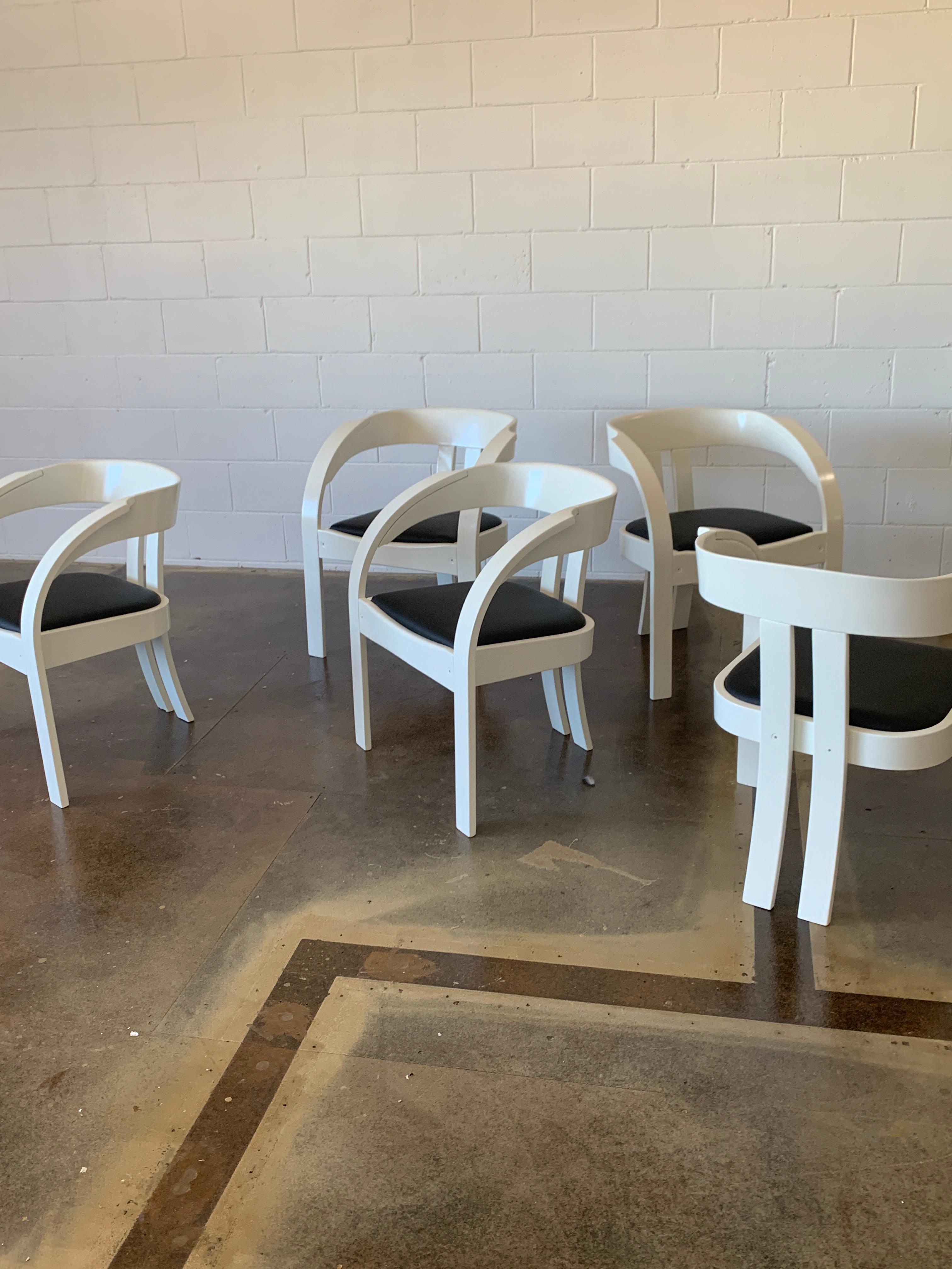 En parfait état, ensemble de 5 chaises de salle à manger conçues par Giovanni Battista Bassi pour Poltronova en 1964 mesurant 71 cm de hauteur, 50 cm de profondeur, 60 cm de largeur et 45 cm de hauteur d'assise.