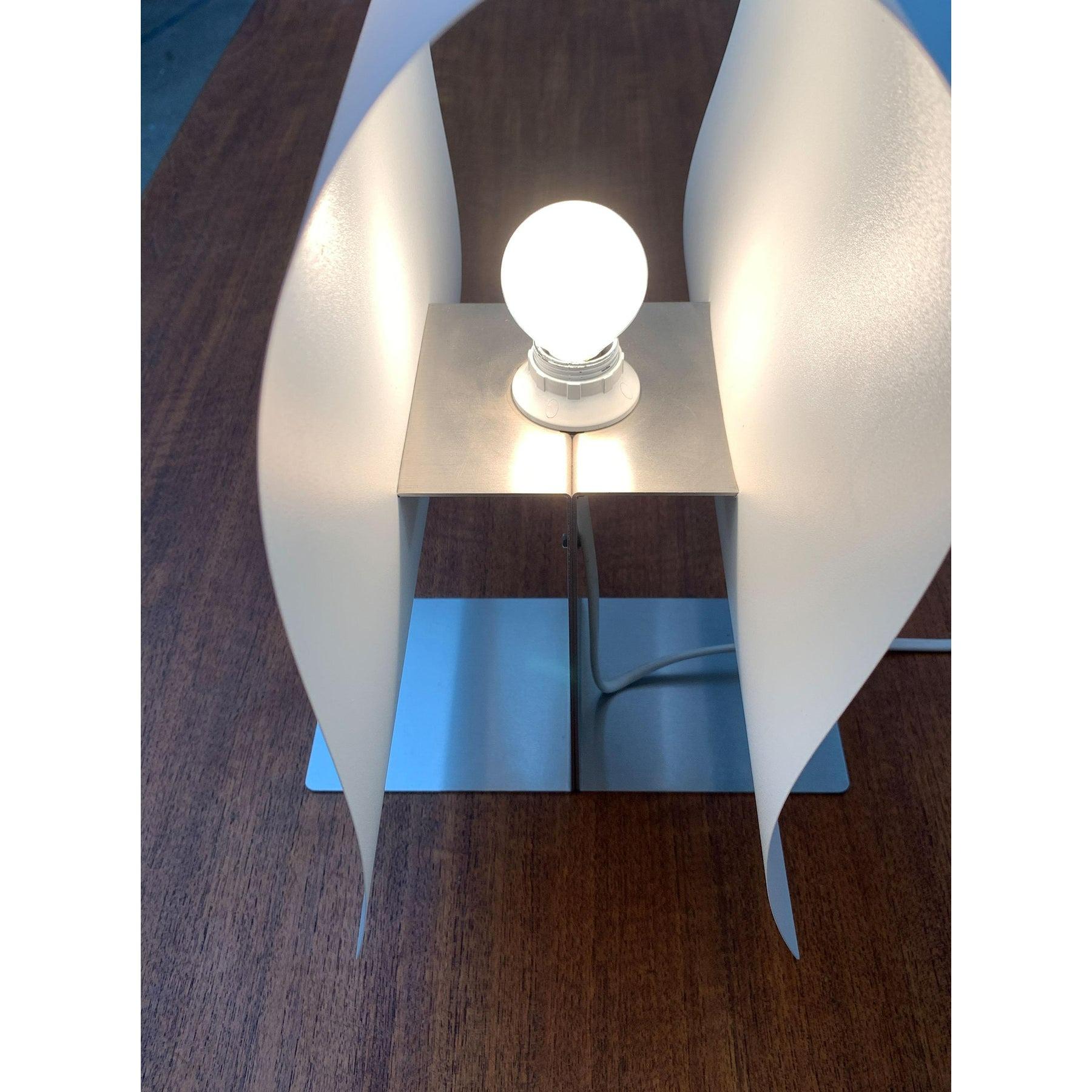 Métal Modèle Emma Lampe de table minimaliste de Cristina Lamiquiz Design, 1995 en vente