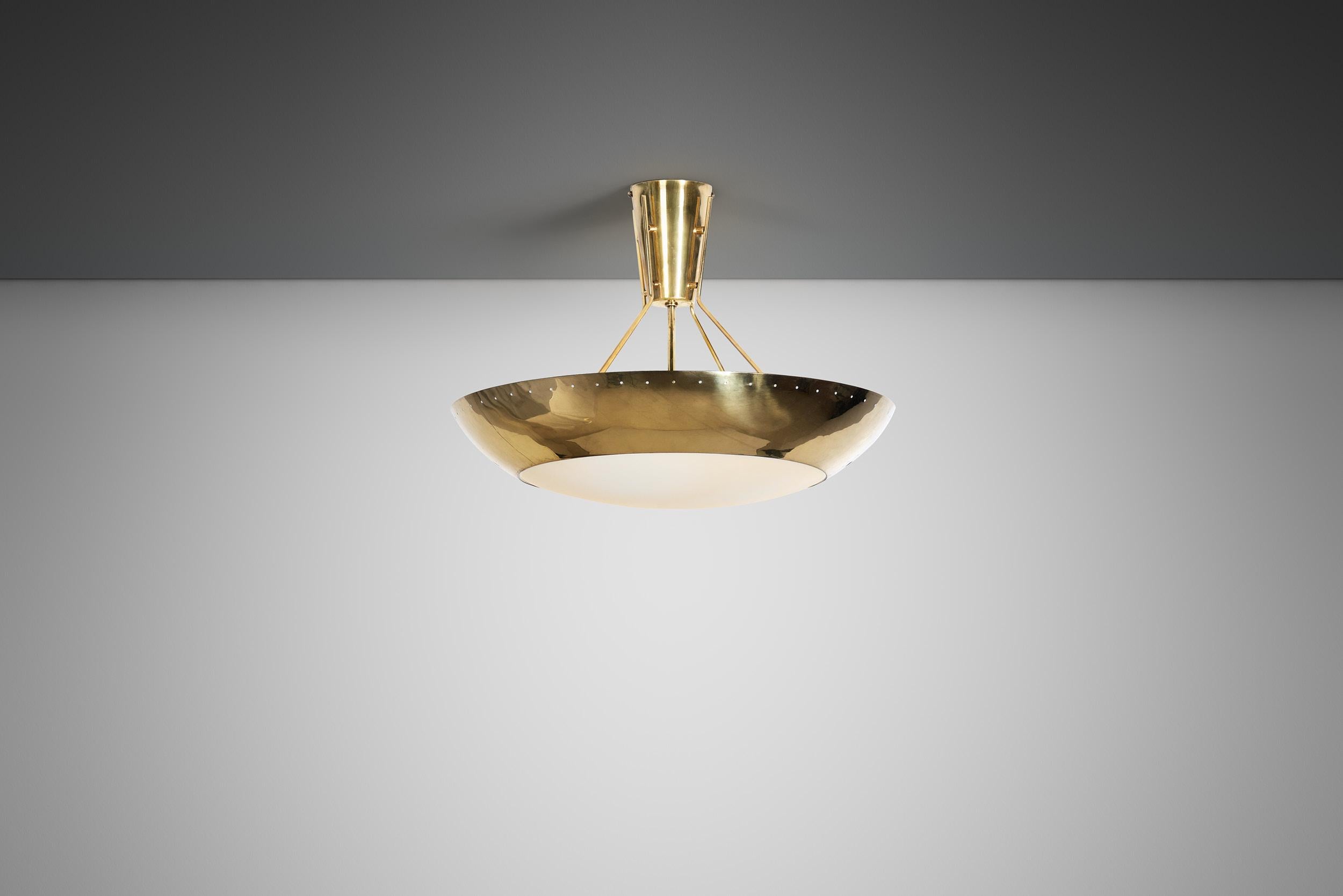 Negli anni '50, la Finlandia si era affermata come forza innovativa nel campo del design. Durante quest'epoca, la Finlandia vide la nascita di molti dei suoi modelli di illuminazione più iconici; fu un periodo di eccellenza e di design sofisticato.