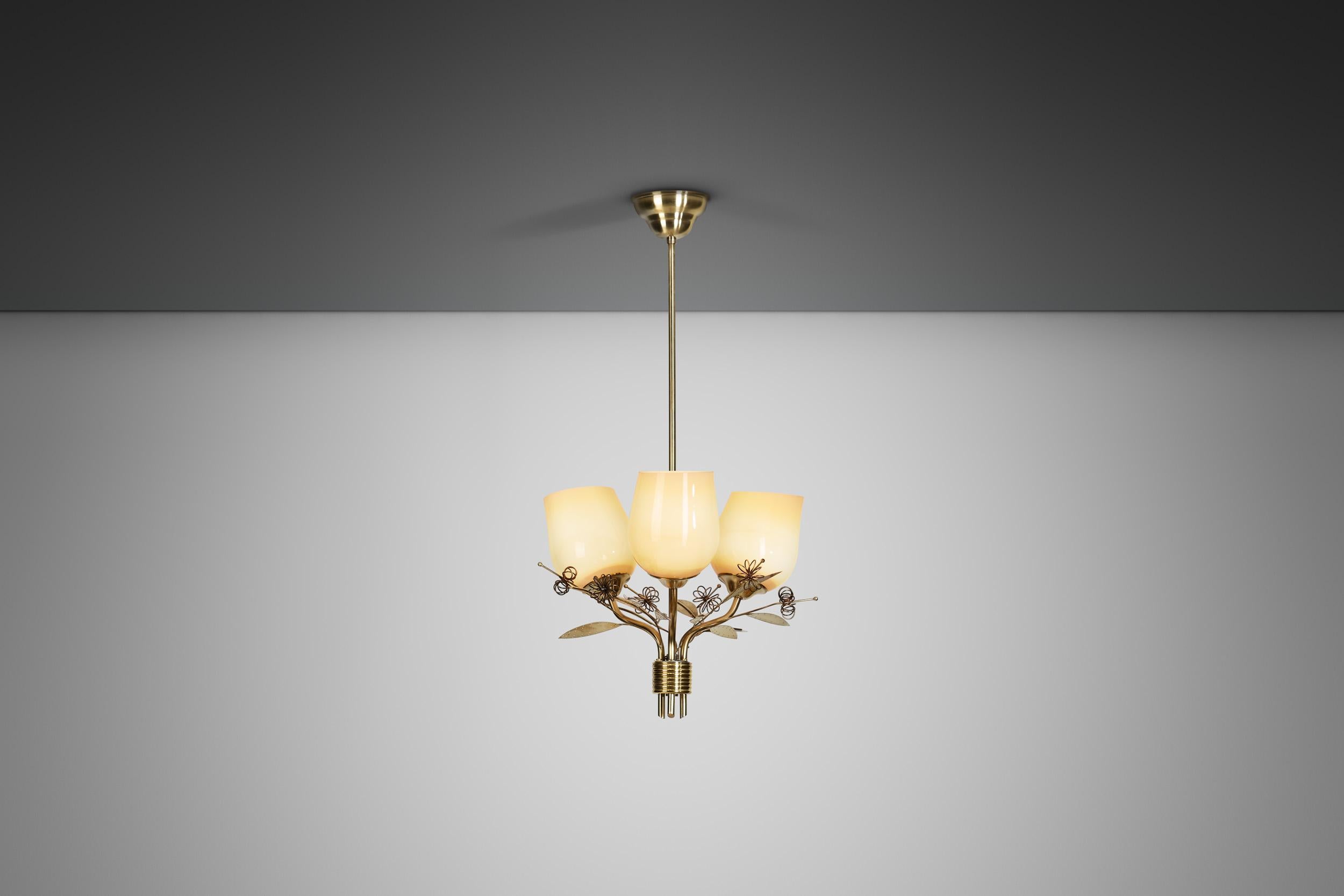 Negli anni '50, la Finlandia si era affermata come forza innovativa nel campo del design. Le migliori qualità delle lampade finlandesi sono la loro luce d'atmosfera e il design disciplinato e funzionalista che non manca di elementi decorativi unici.