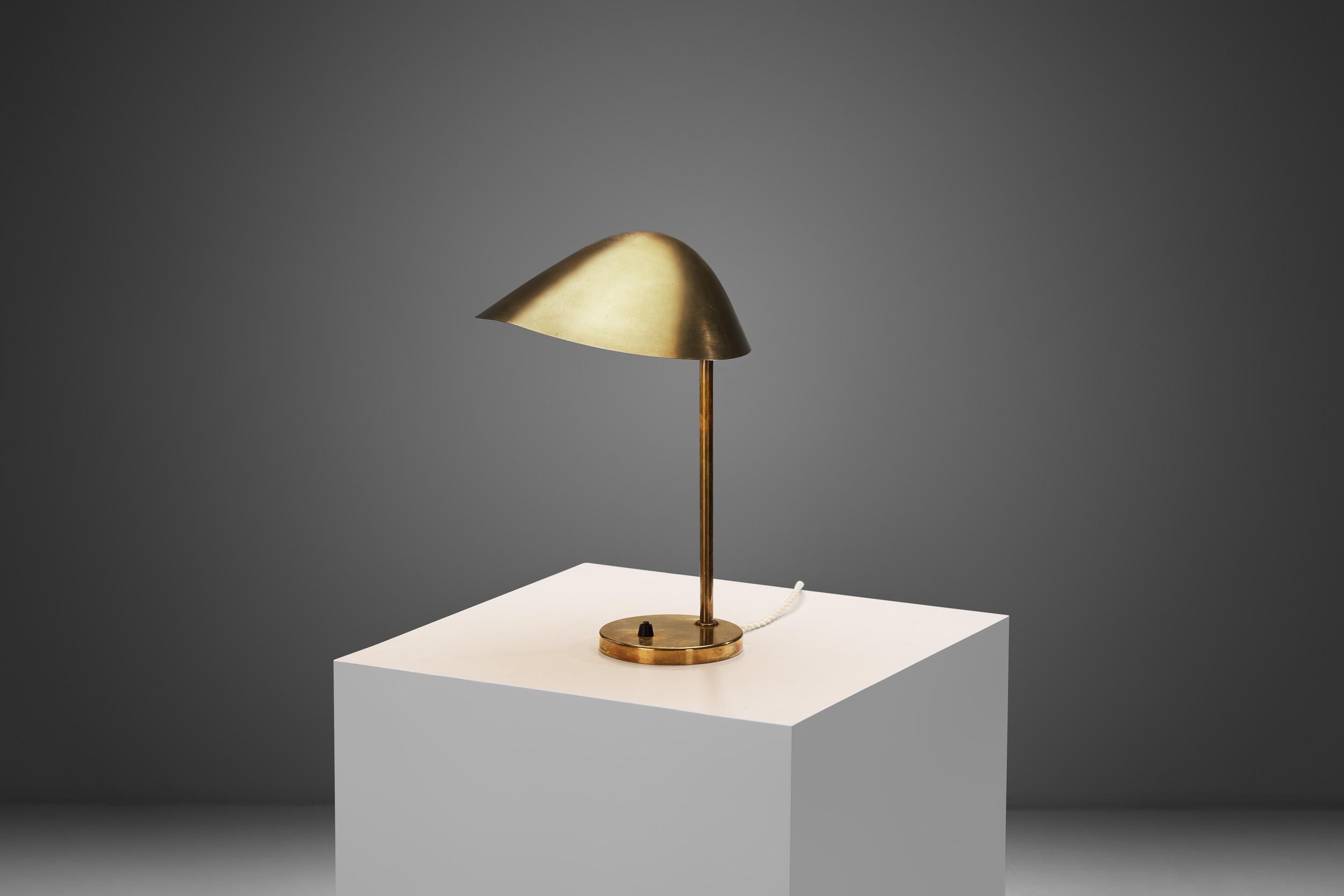 Cette lampe de table a été conçue au milieu du XXe siècle, une époque où la Finlande a vu naître nombre de ses modèles d'éclairage les plus emblématiques. C'était une période de cohérence, d'excellence et de sophistication en matière de conception.