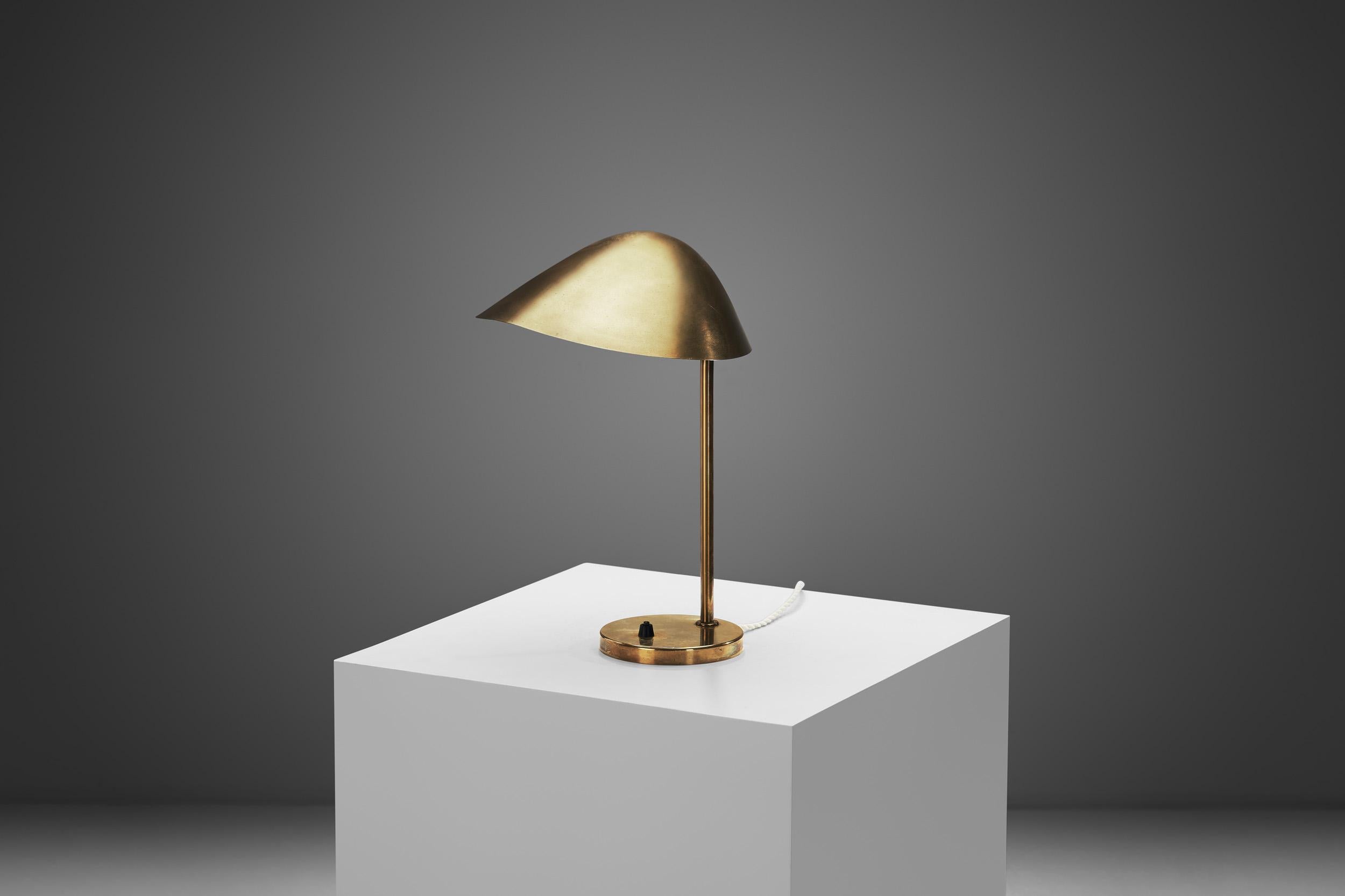 Mid-Century Modern Lampe de table en laiton modèle 
