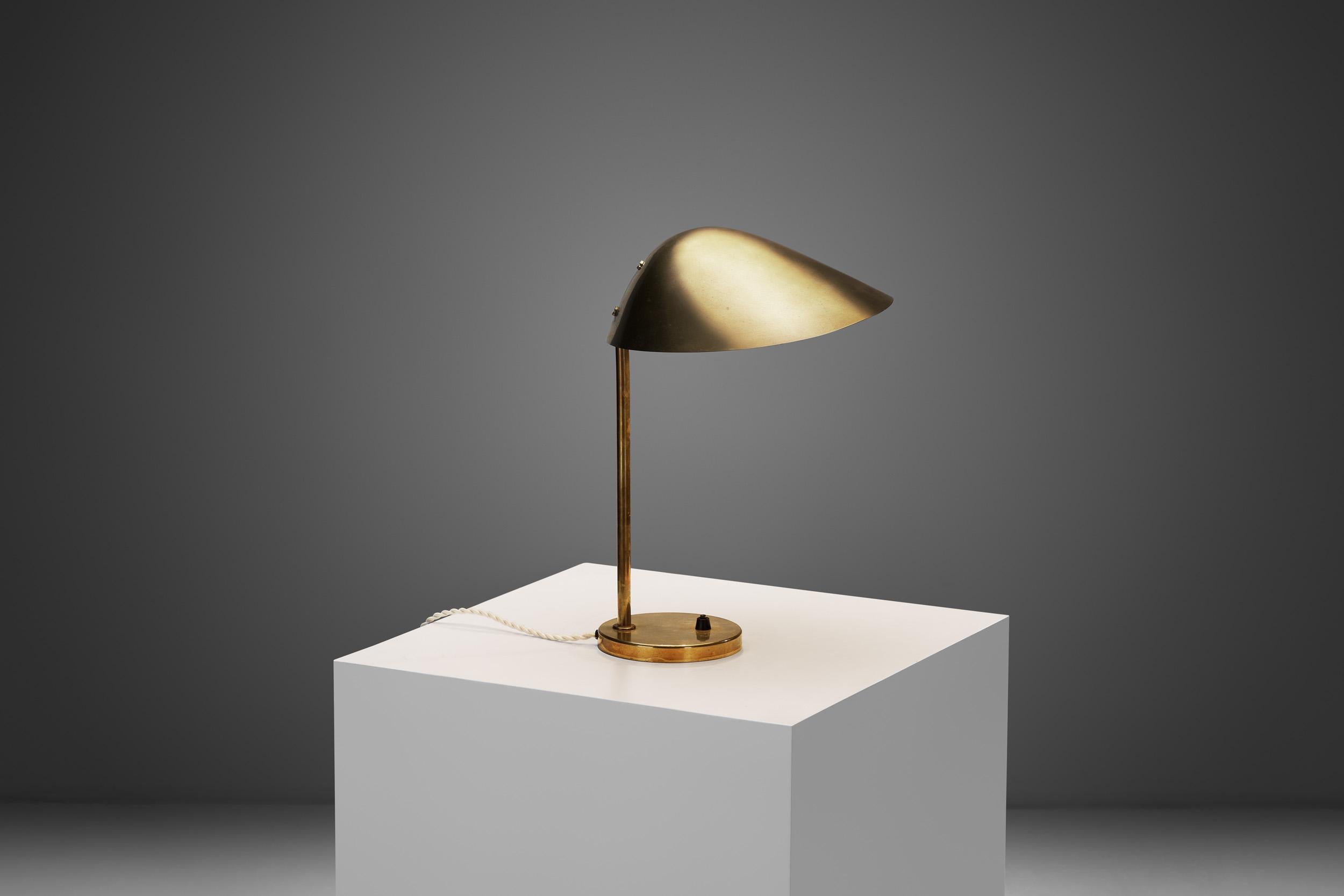 20ième siècle Lampe de table en laiton modèle 