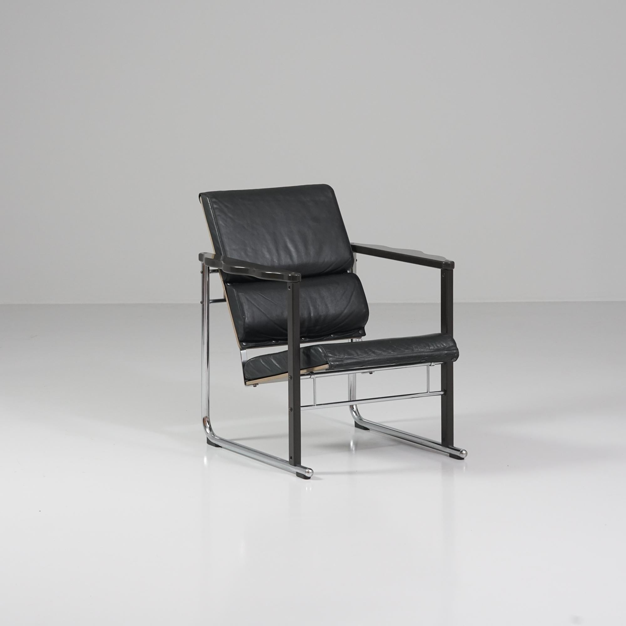 Fauteuil Model Experiment, conçu par Yrjö Kukkapuro, fabriqué par Avarte, années 1980. Cadre en bois peint en noir et en métal chromé, revêtement en cuir. Bon état vintage, patine mineure correspondant à l'âge et à l'utilisation. 

Né en 1933 à