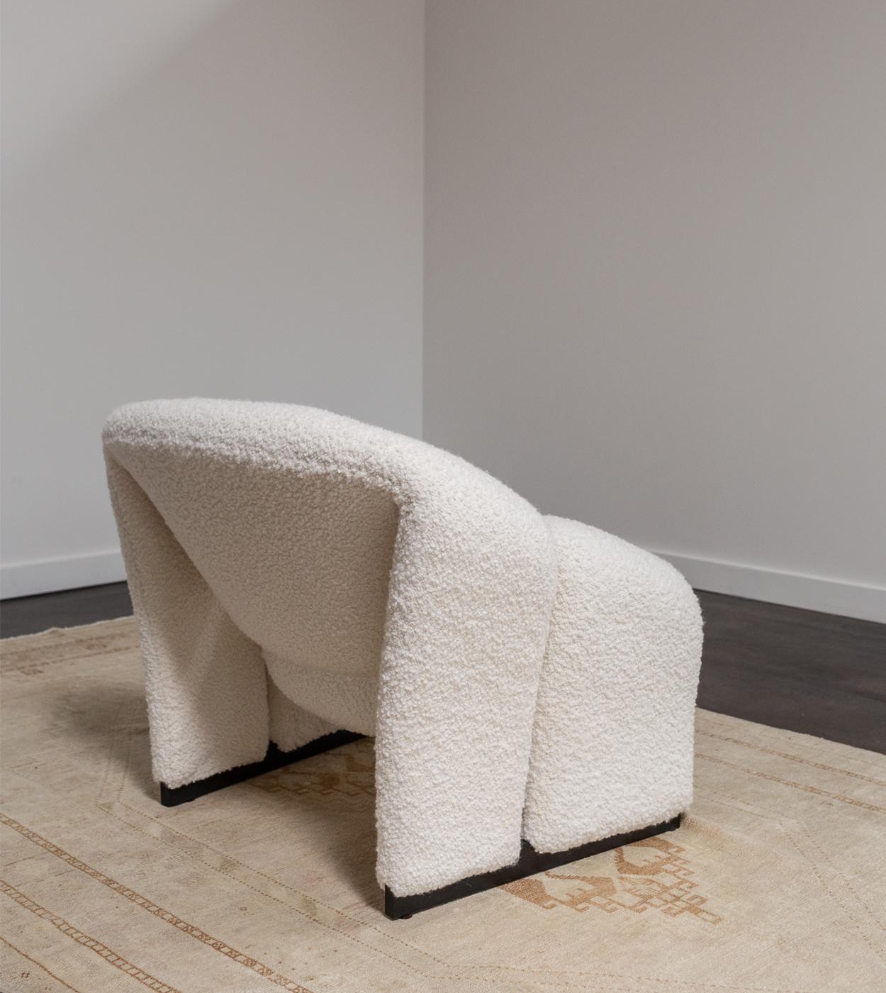 La icónica silla Groovy, diseñada para Artifort y también conocida como silla M, es un modelo de primera edición diseñado con suaves curvas escultóricas. La pieza se ha retapizado en un Rogers & Goffigon Boucle.

Sobre Pierre Paulin
Nacido en París,