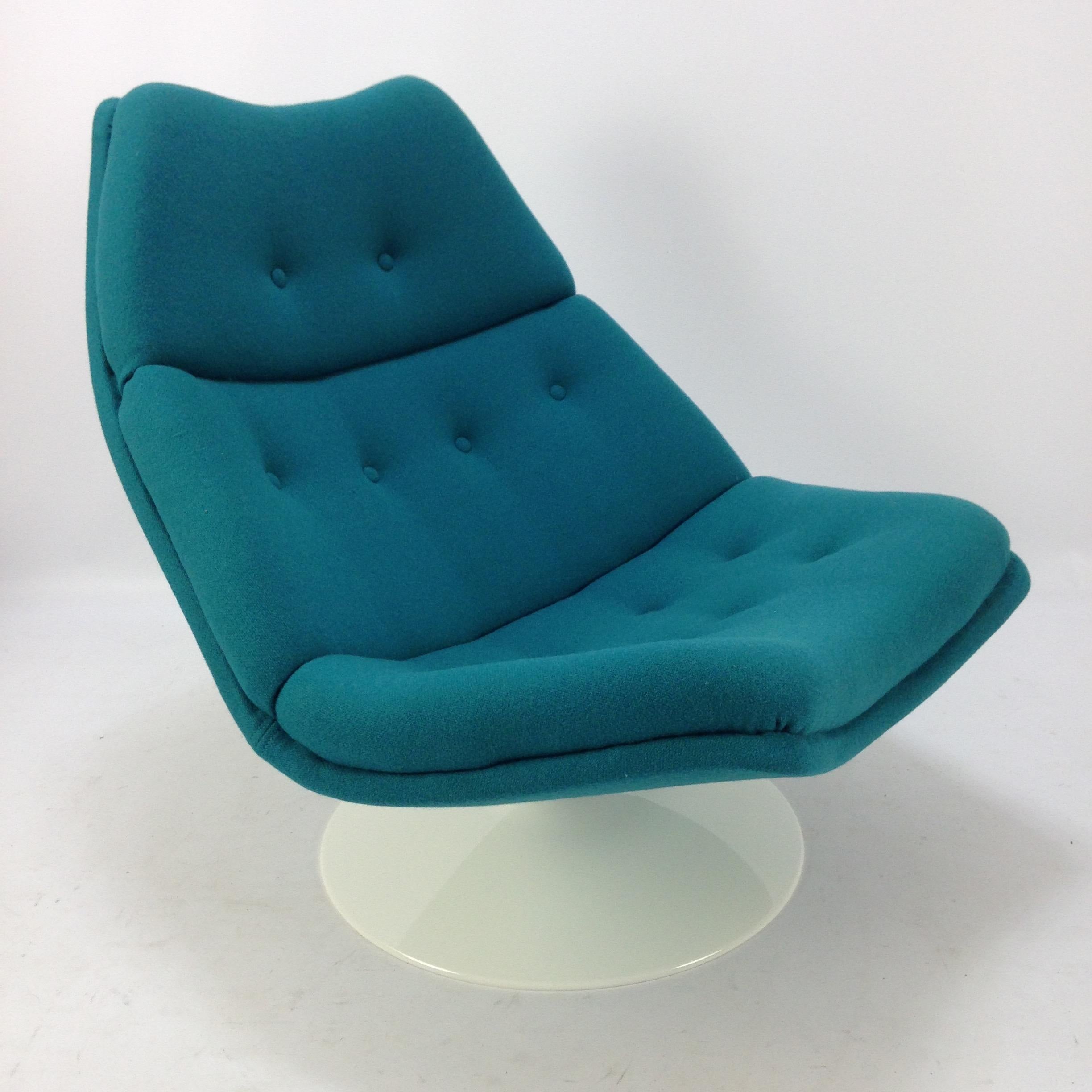 Very comfortable Artifort lounge chair. Designed by the famous English designer Geoffrey Harcourt in the 60's. Reupholstered with high quality wool fabric, Kvadrat Tonus. The foot has been painted by a professional painter. The chair is in perfect