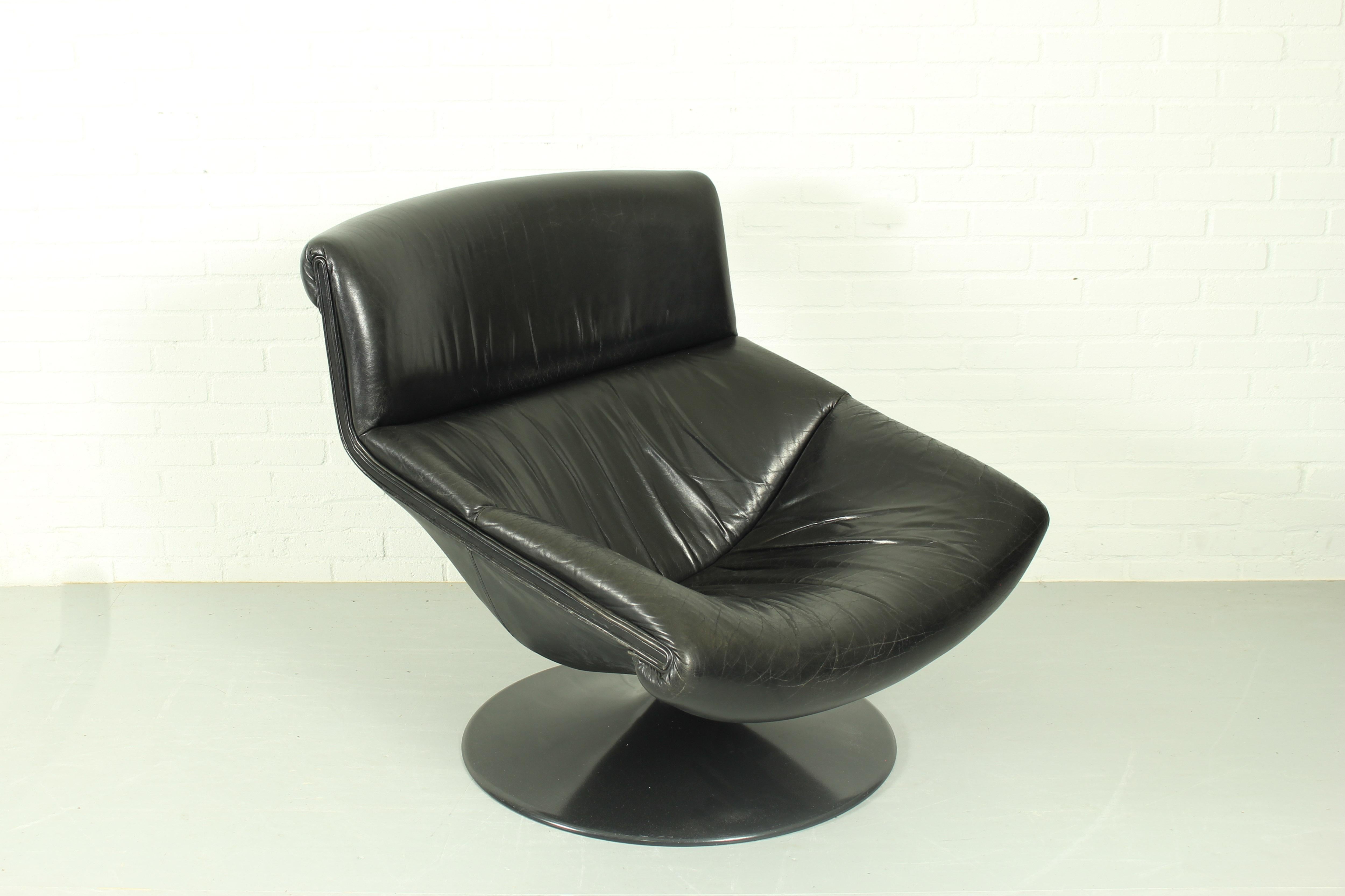 Lounge Swivel chair by Geoffrey Harcourt for Artifort, 1970s. Model F520. This chair has a metal round base and has original black leather. In a good vintage condition with heavy patina on the leather. 

Dimensions: 85cm h, 85cm w and 95cm d.
