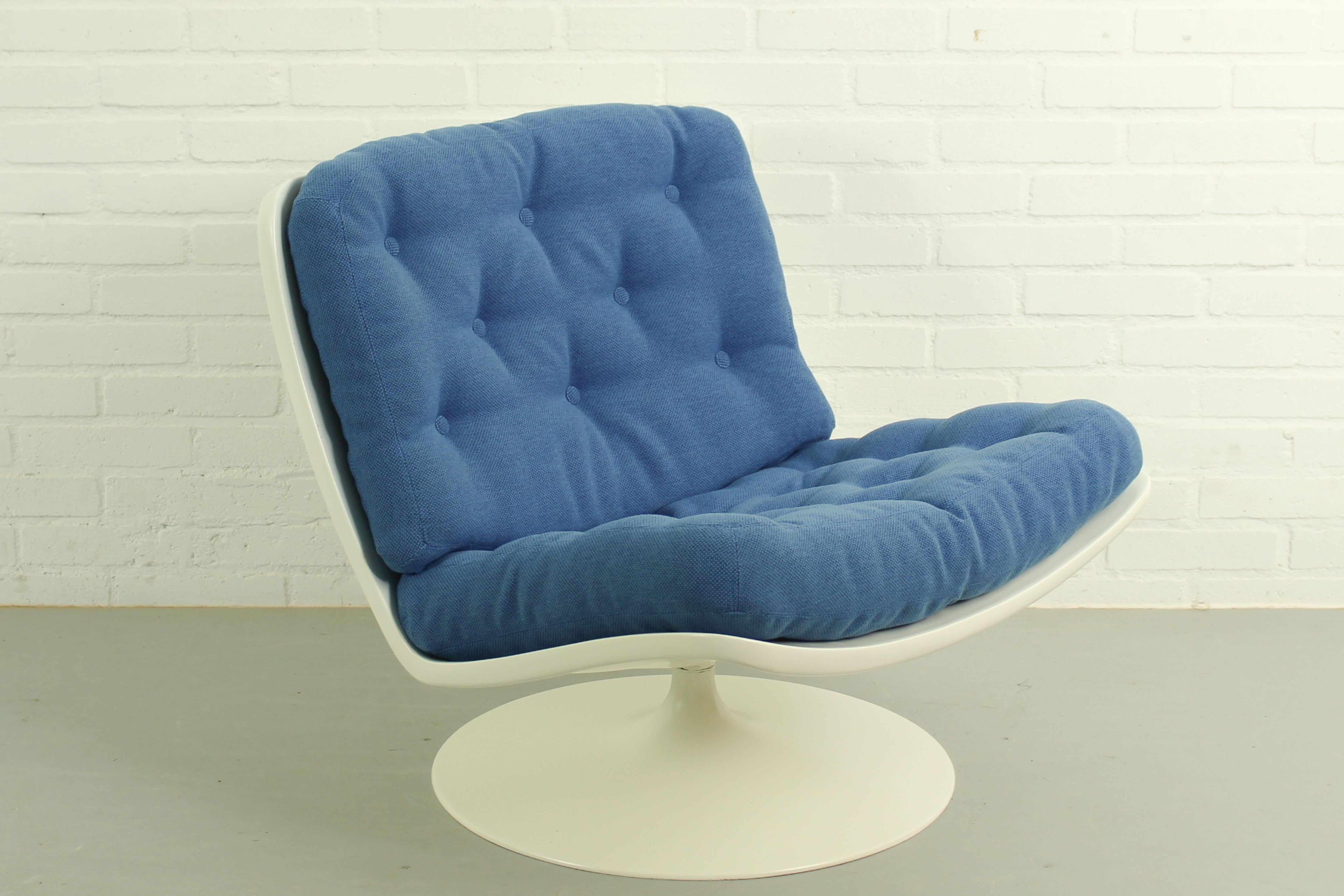 This mid-century F976 lounge chair was designed by Geoffrey Harcourt and manufactured for Artifort in the Netherlands during 1968. The chair features a polyesther base. It is reupholsterd in beautiful new mid century Kvadrat Hallingdal fabric.