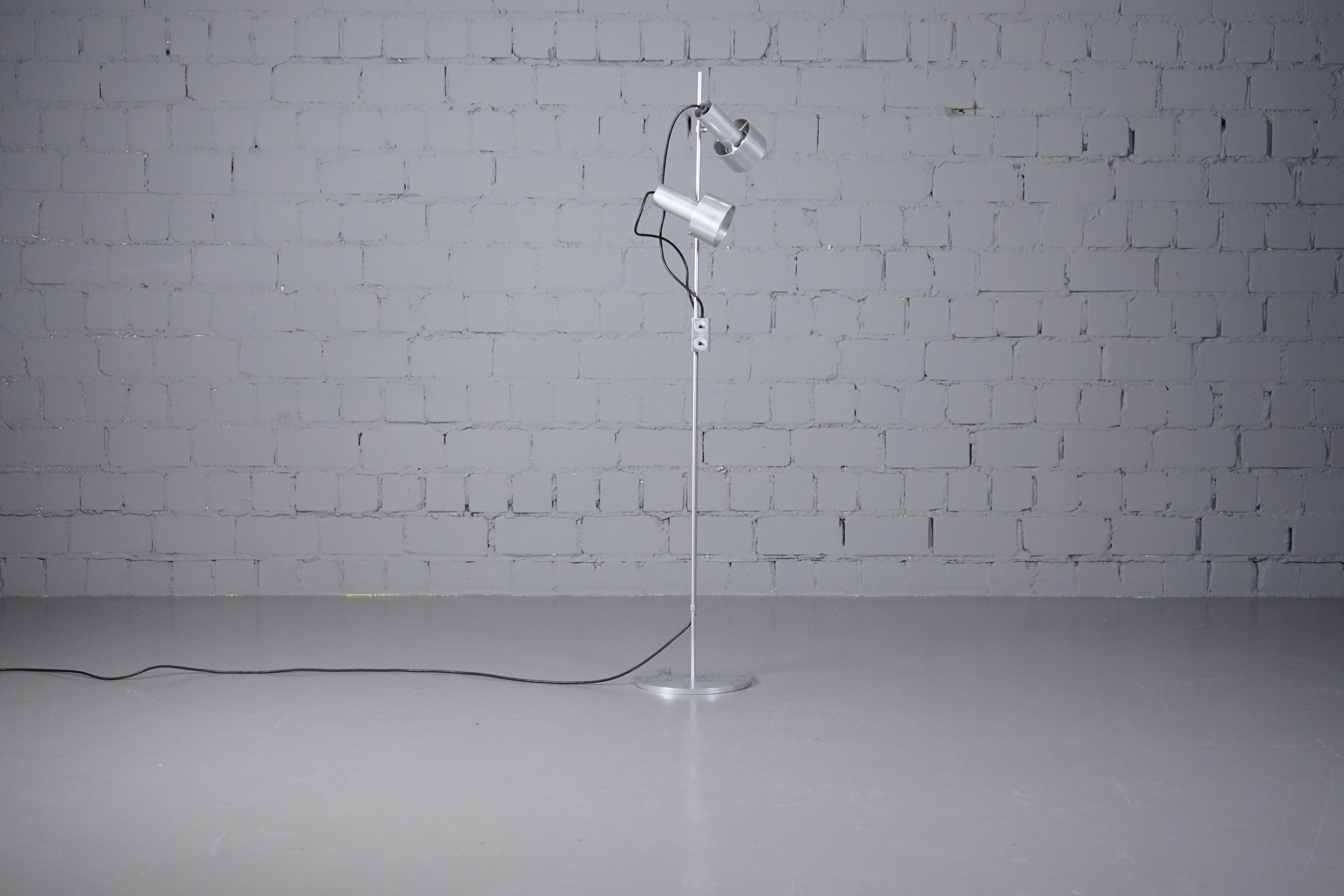 Very nice minimalist floor lamp with two separately switchable light sources, optionally individually or together. The spotlights can be adjusted in height and inclination.
The cabling was checked by an electric workshop and the connection cable