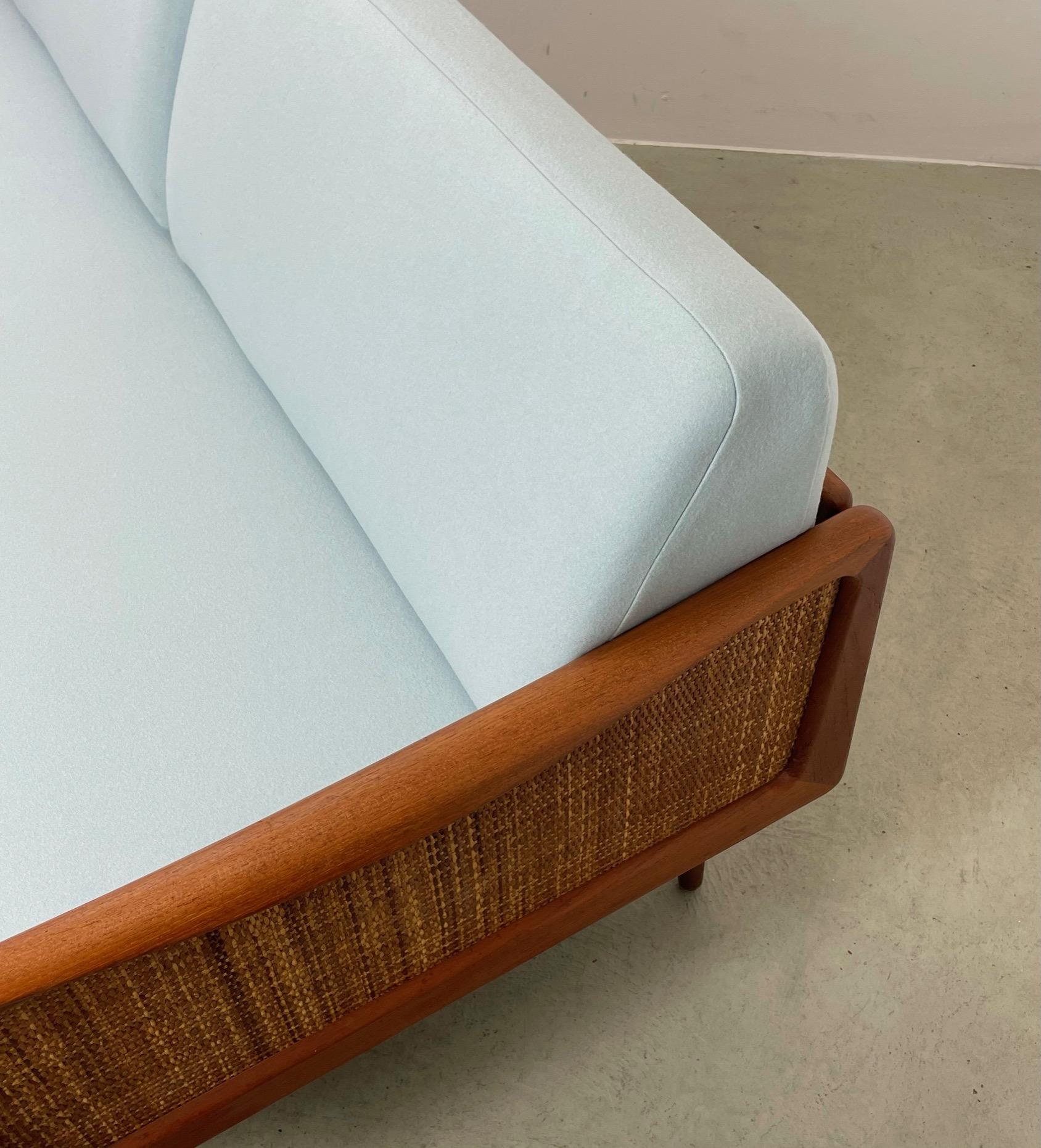 Un rare canapé 2 places et un lit de jour conçus par Peter Hvidt & Orla Mølgaard Nielsen. - Fabriqué au Danemark par France & Daverkosen dans les années 1950.
Ce modèle FD 451 présente un cadre en bois de teck avec des accoudoirs modulables : un