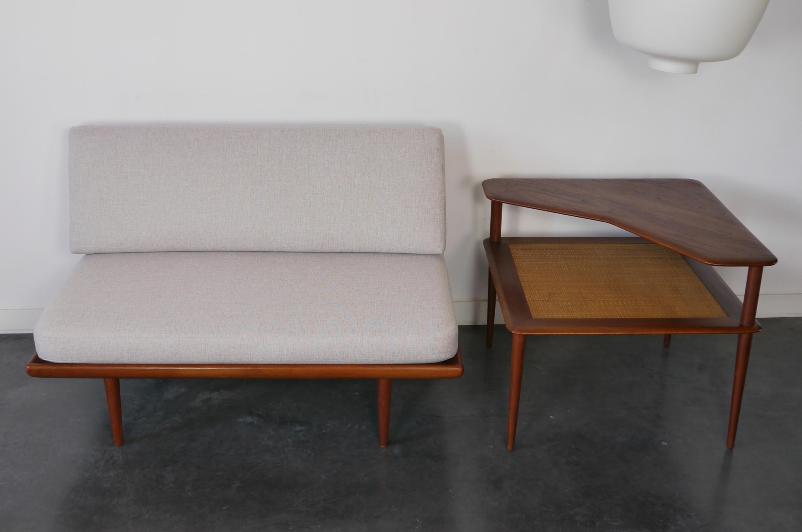Ein klassisches 2-Sitzer-Sofa und Daybed, entworfen von den dänischen Architekten Peter Hvidt & Orla Mølgaard Nielsen. Produziert in Dänemark von France & Daverkosen in den 1950er Jahren.
Dieses Modell FD 418a verfügt über ein Holzgestell aus