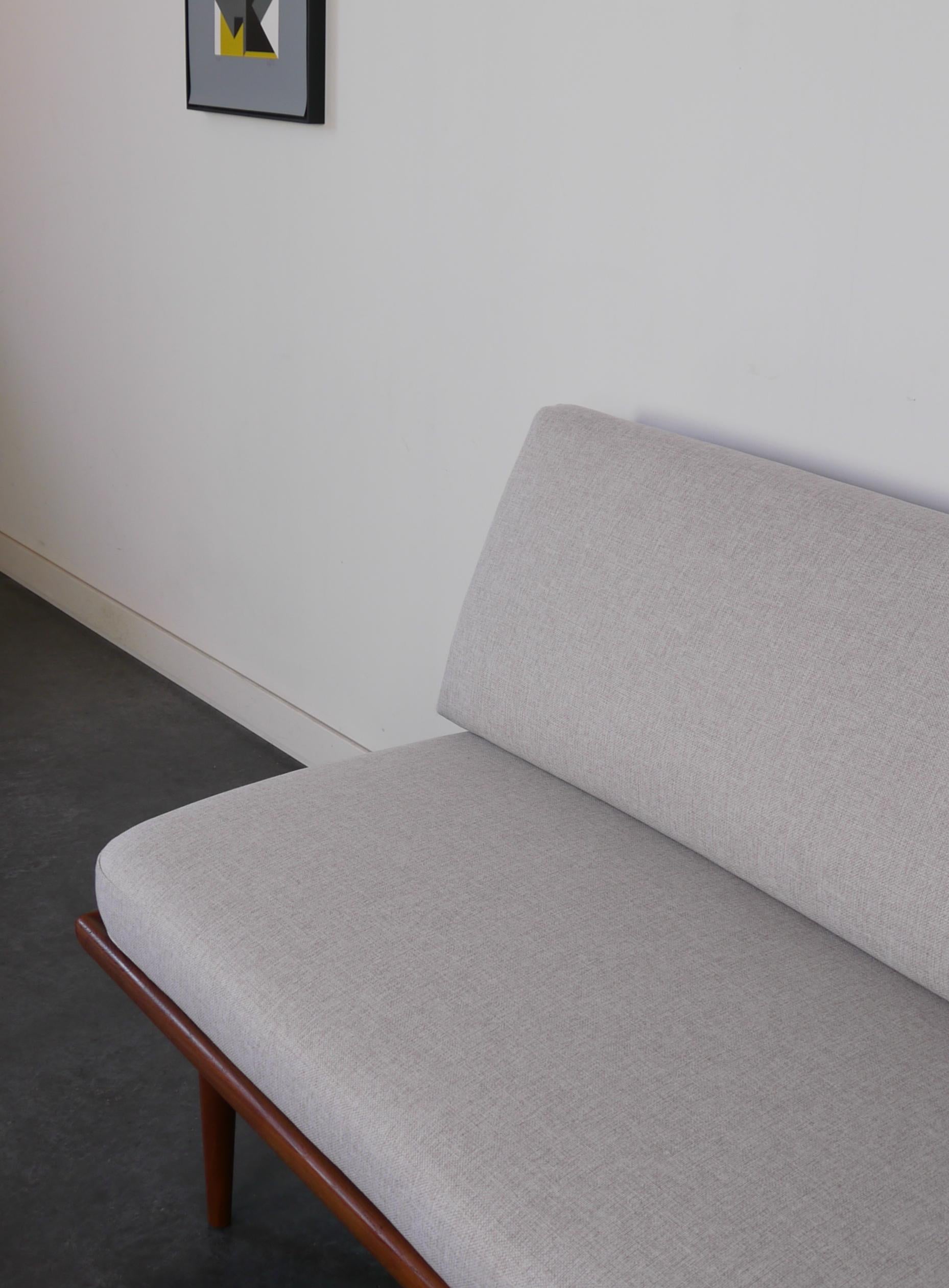 Modell FD 453 2-Sitzer Sofa von Peter Hvidt & Orla Mølgaard 50s im Zustand „Hervorragend“ im Angebot in St-Brais, JU