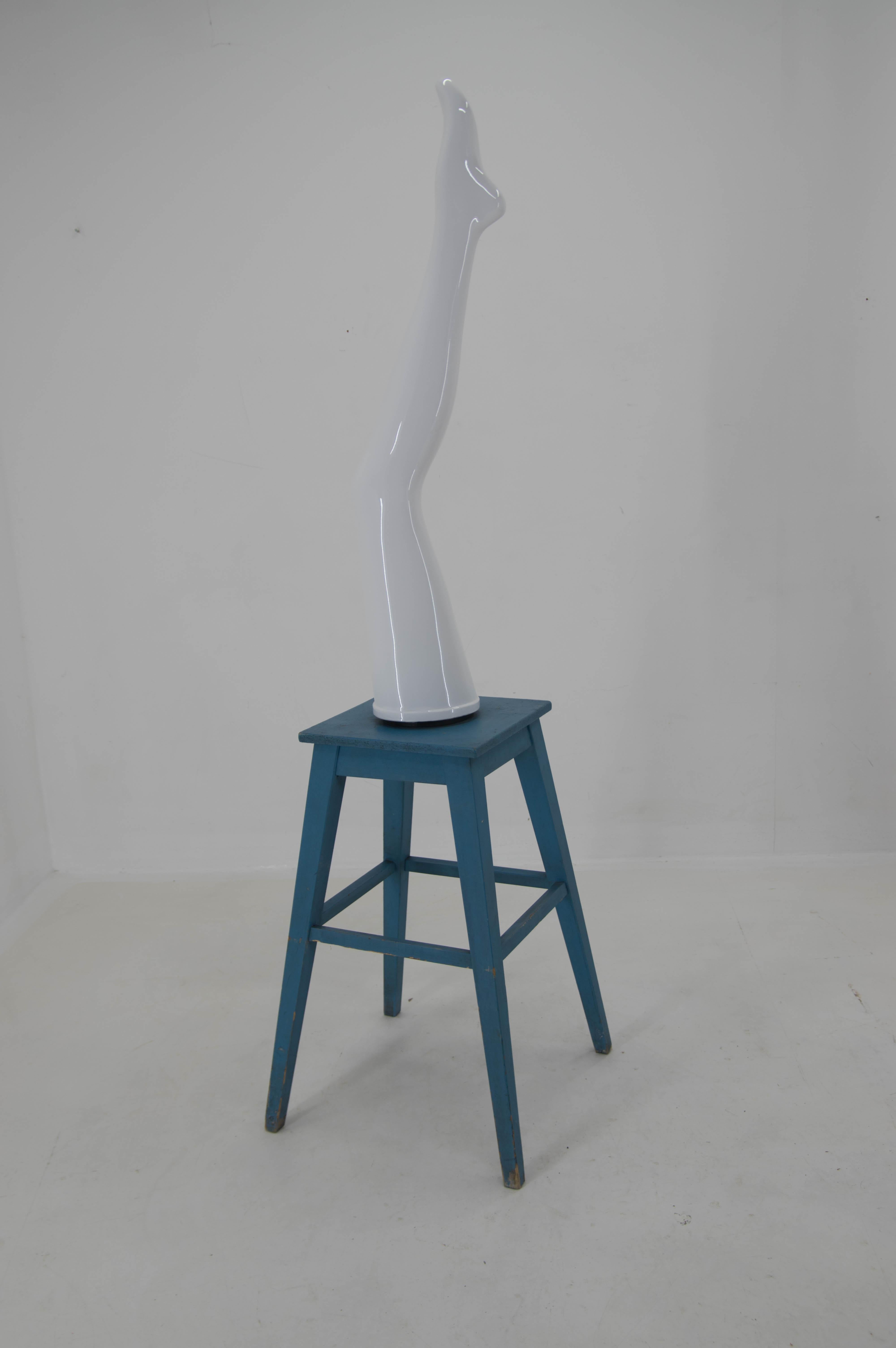Swivel ladies leg on the stool used as a model for showing tights in textile factory in Czechoslovakia.
Stand with age patina.
Leg has new high gloss white finish.
Nice decorative object.
 