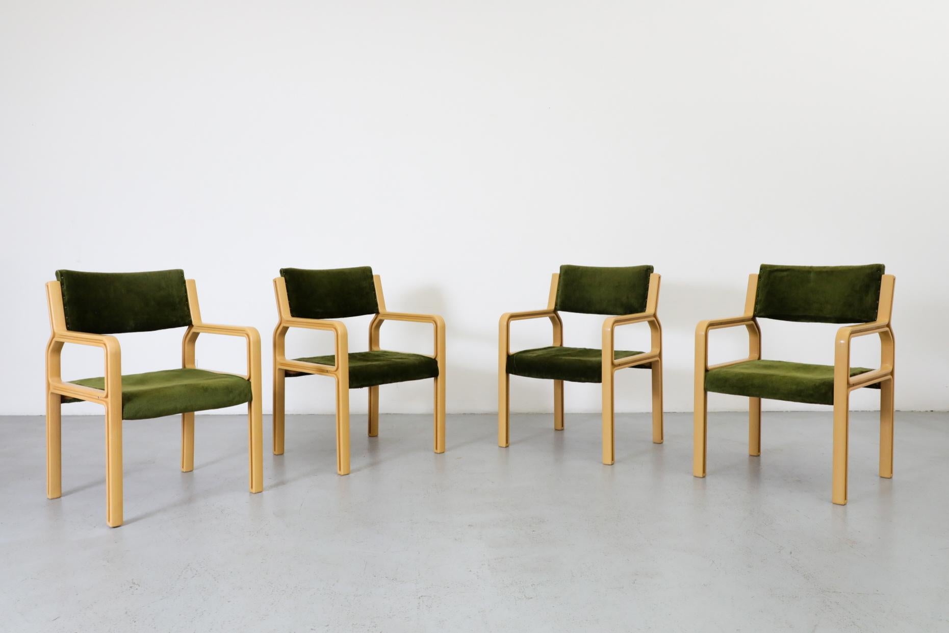 Esszimmerstühle Modell FP3007, entworfen von Pierre Mennen für Pastoe, 1972. Sie werden sowohl für den öffentlichen als auch für den privaten Gebrauch verkauft. Die Beine sind aus 