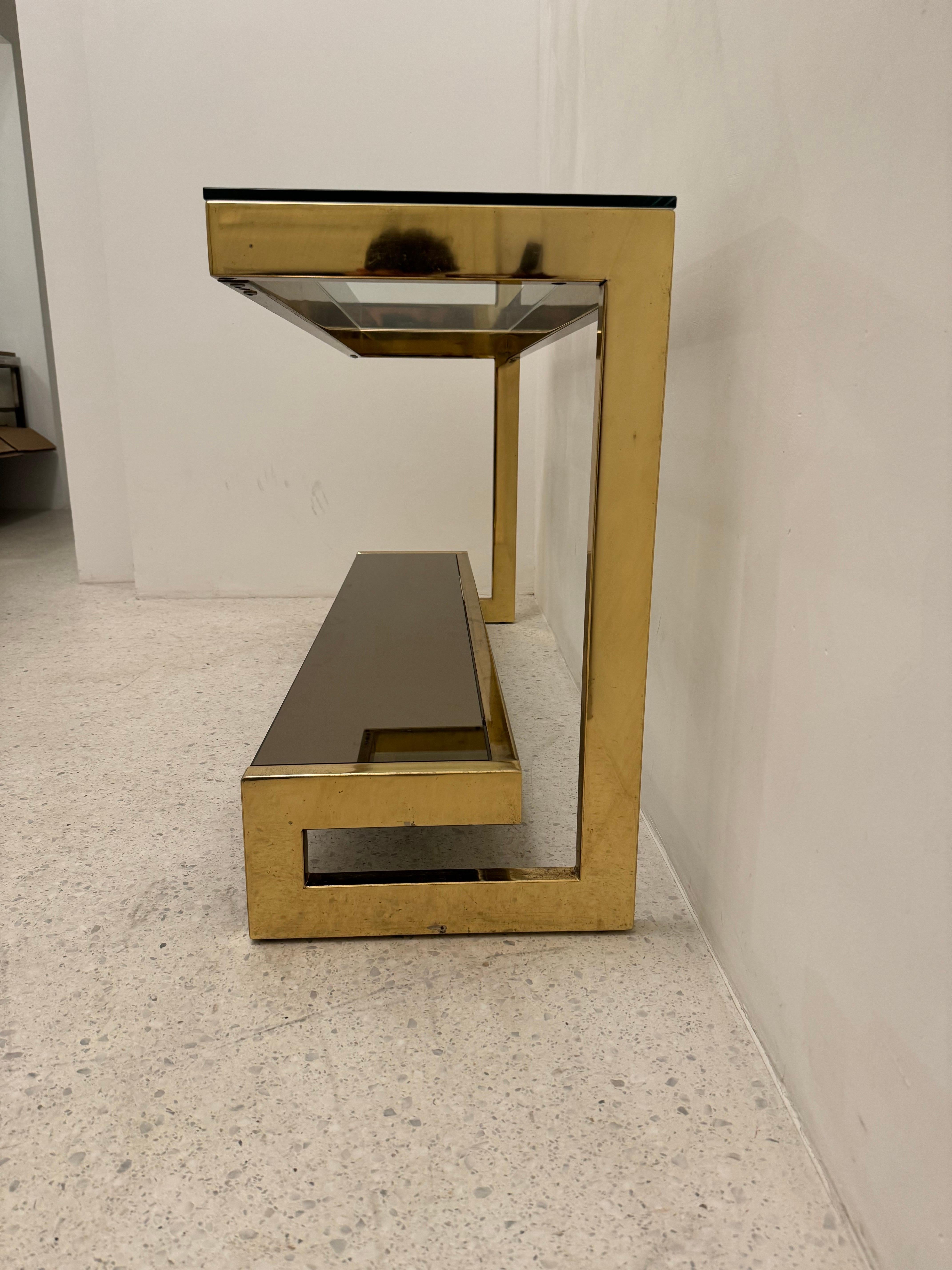 Esta consola Modelo G, un sorprendente ejemplo del diseño europeo de finales del siglo XX, fue producida por Belgo Chrom, un fabricante belga célebre por su estética atrevida y lujosa durante las décadas de 1970 y 1980. La mesa presenta una
