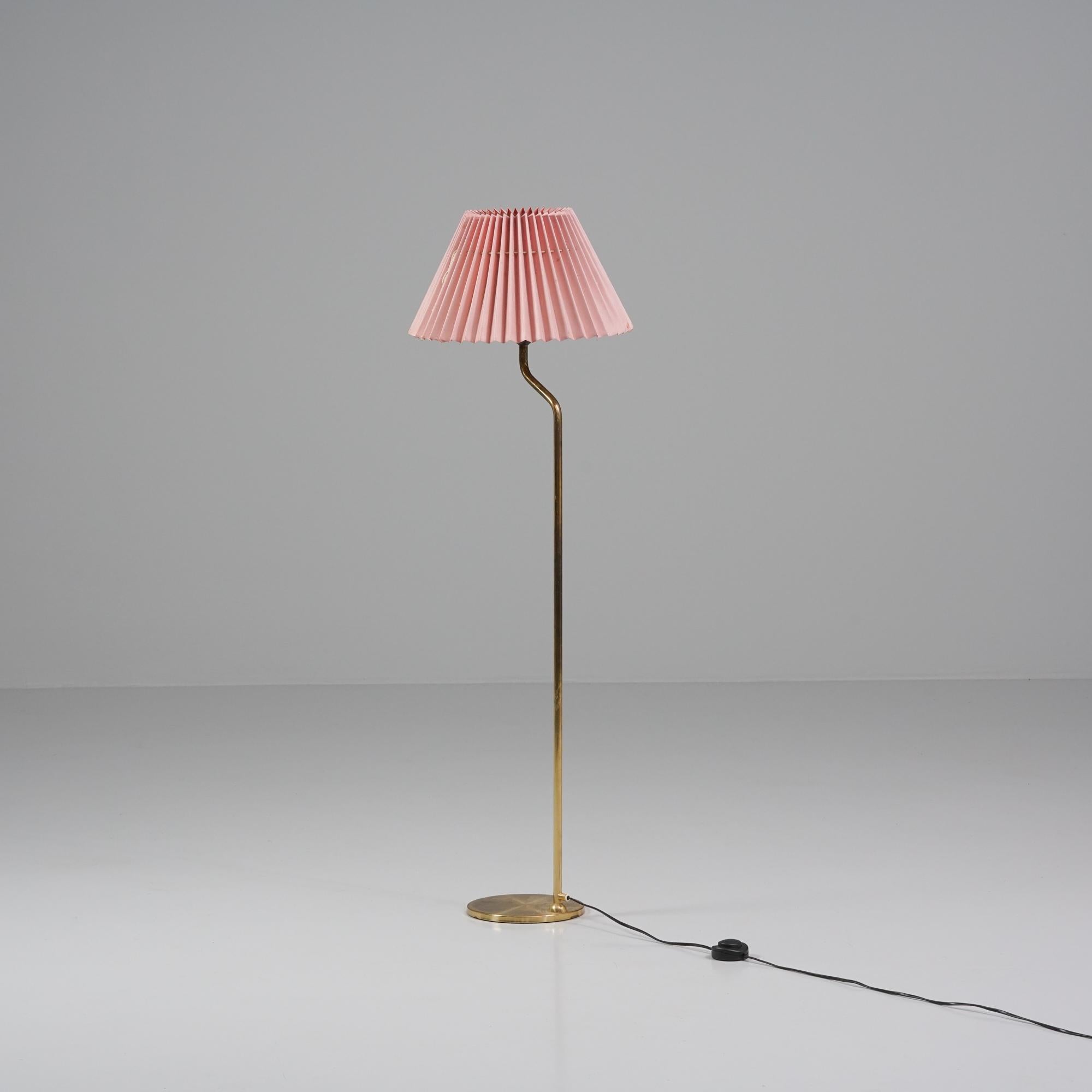 Model G125-2 floor lamp, manufactured by Nya Öia, Sweden, Mid-20th Century. Brass frame with fabric shade. Good vintage condition, patina and minor wear consistent with age and use. 
