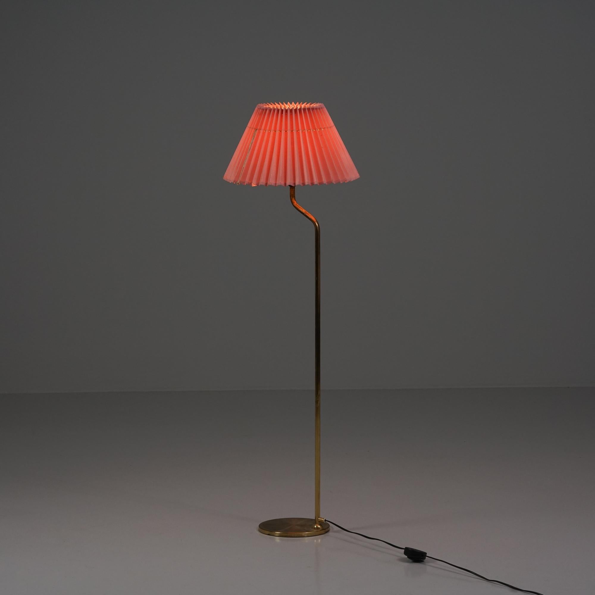 Model G125-2 Floor Lamp, Nya Öia, Sweden, Mid-20th Century For Sale 1
