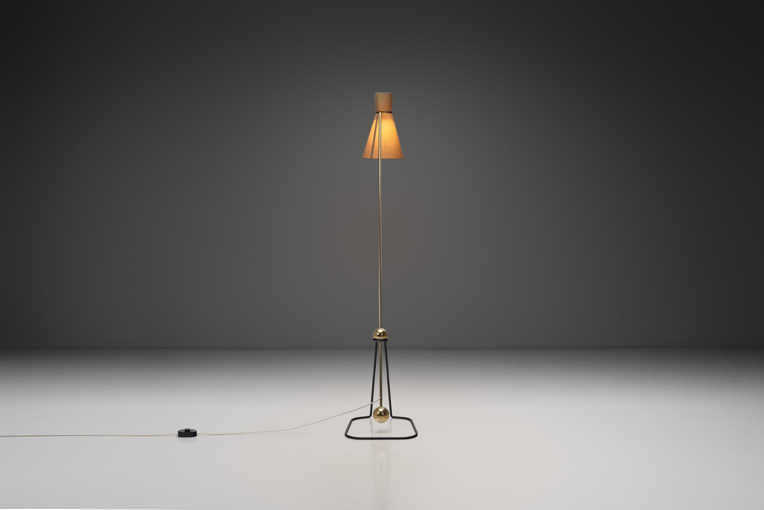 Metà XX secolo Lampada da terra in ottone Model 