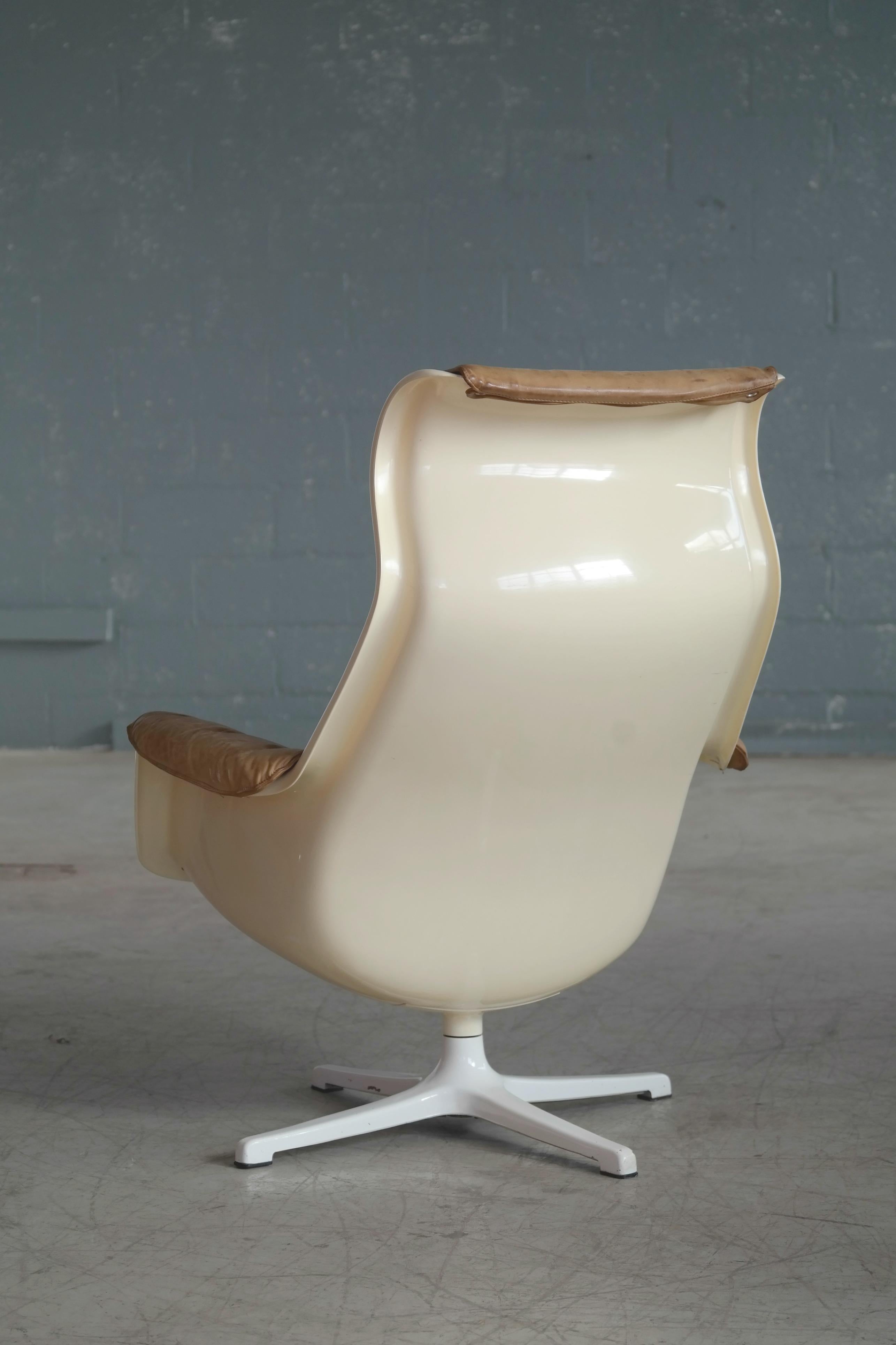 Model Galaxy Space Age Swivel Lounge Chair in Leather by Alf Svensson for DUX In Good Condition In Bridgeport, CT