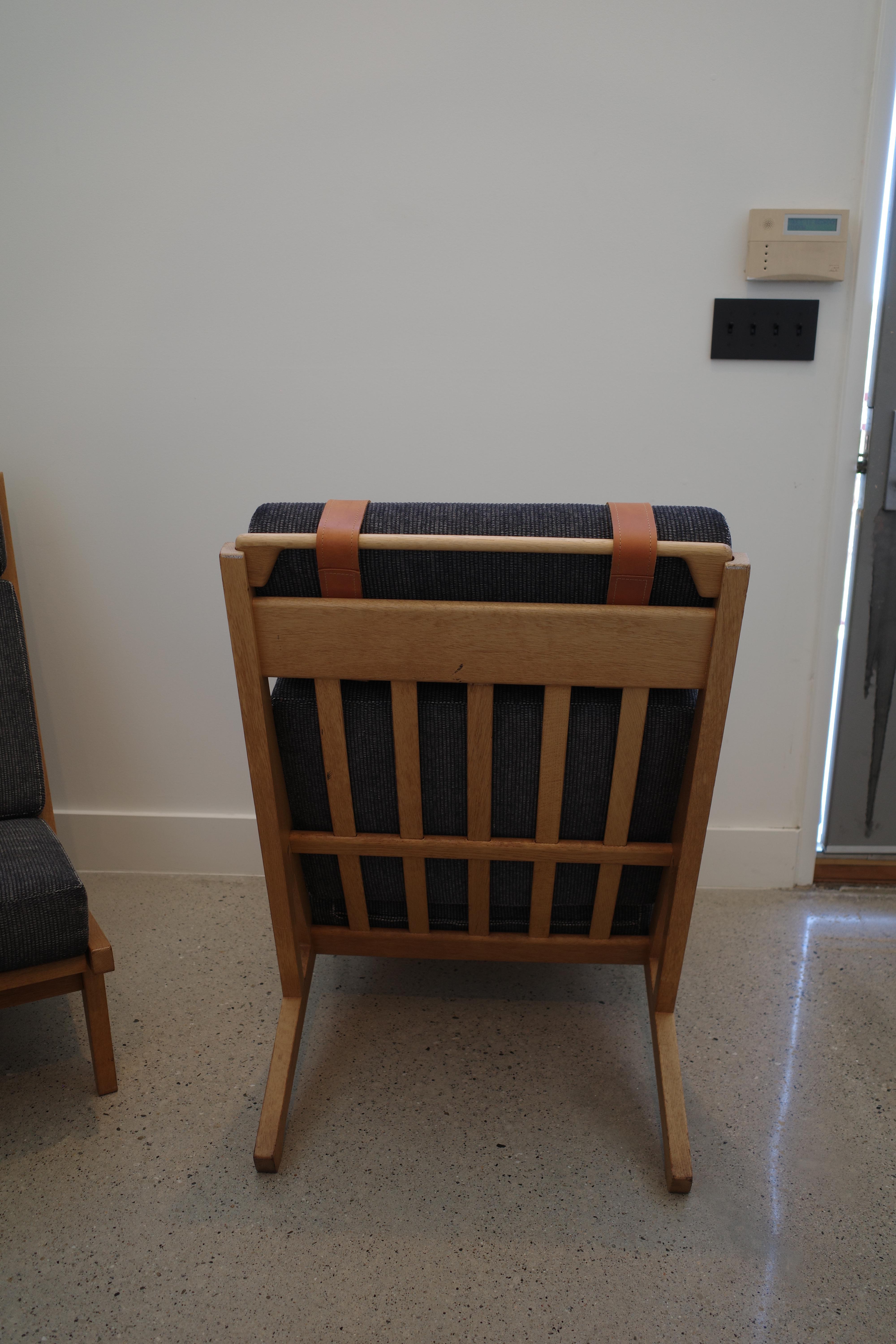 Sedie da salotto modello GE-375 in Oak di Hans Wegner per Getama in vendita 1