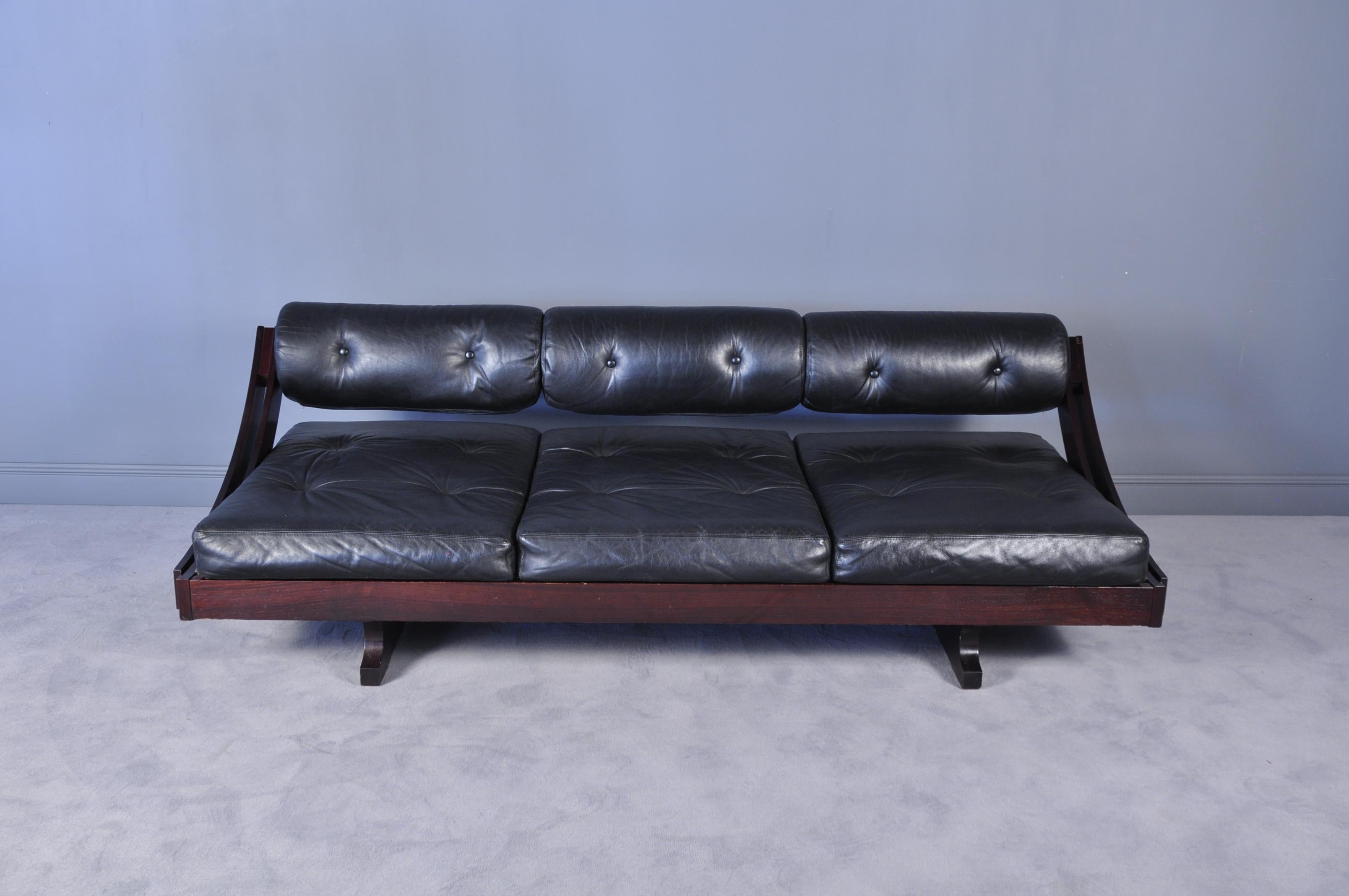 This GS-195 three-seat daybed sofa was designed by Gianni Songia for Sormani in Italy in 1963. It features soft and comfortable black leather upholstery. The backrest can be adjusted in two positions to use as a sofa or daybed and is working