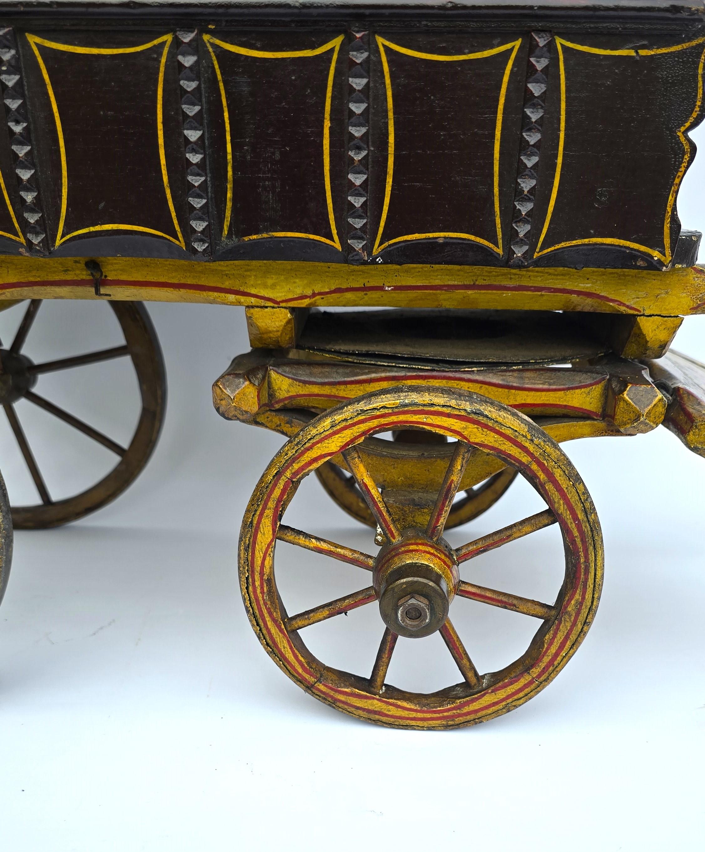 Modellino di roulotte di zingari, fatto a mano e dipinto, arte popolare, inglese circa 1900 in vendita 2