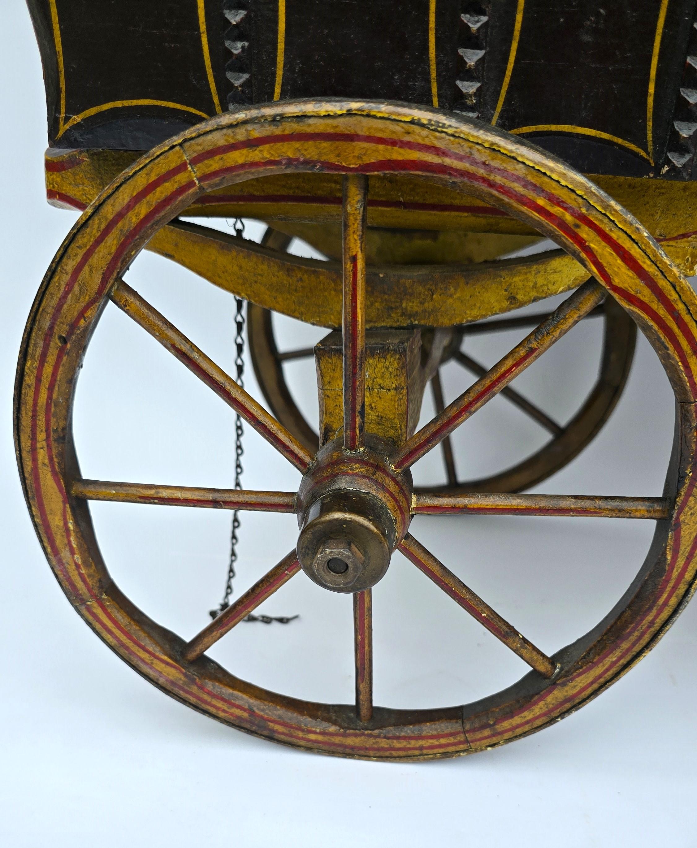 Modellino di roulotte di zingari, fatto a mano e dipinto, arte popolare, inglese circa 1900 in vendita 3