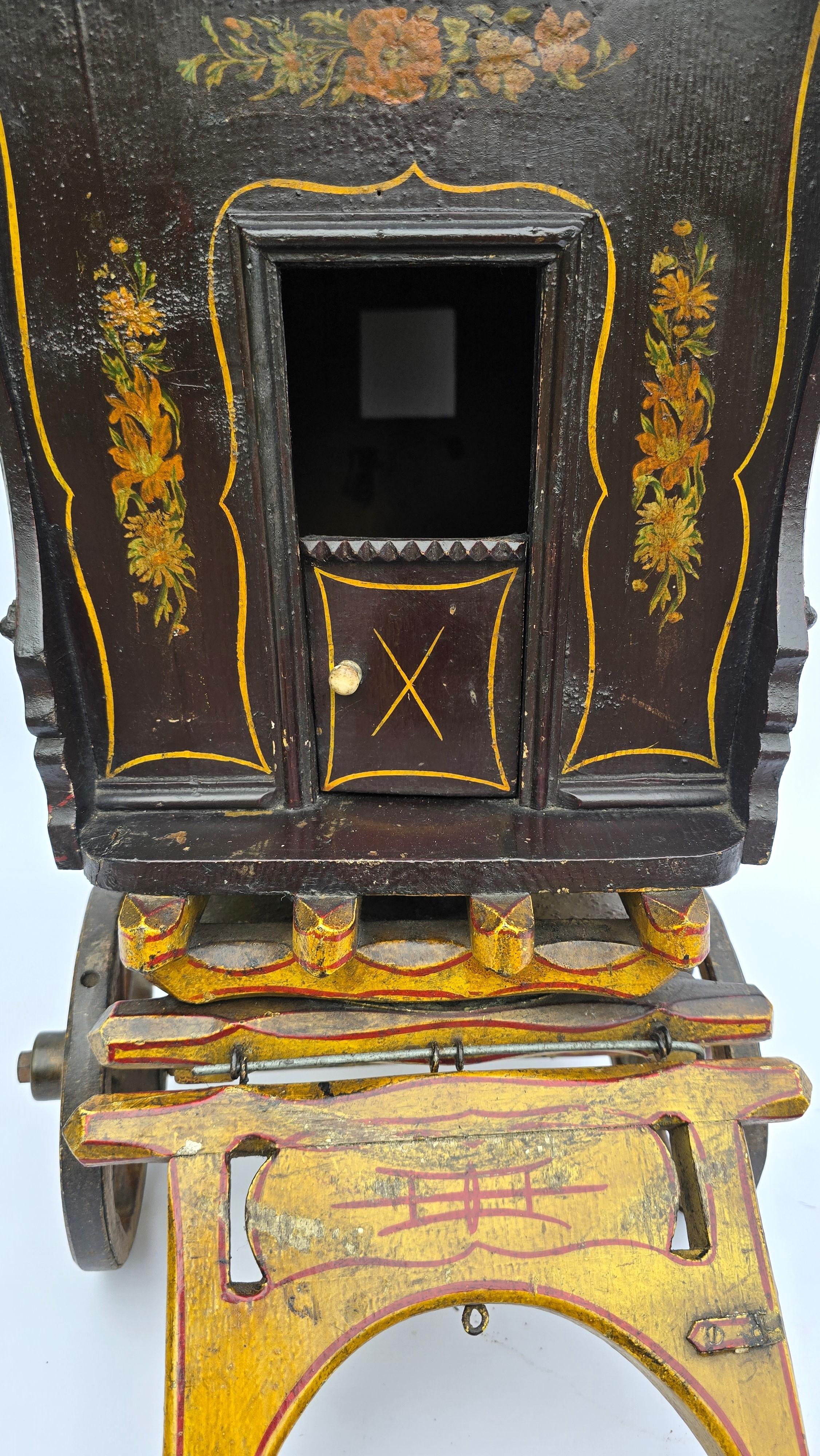 Modellino di roulotte di zingari, fatto a mano e dipinto, arte popolare, inglese circa 1900 in vendita 6
