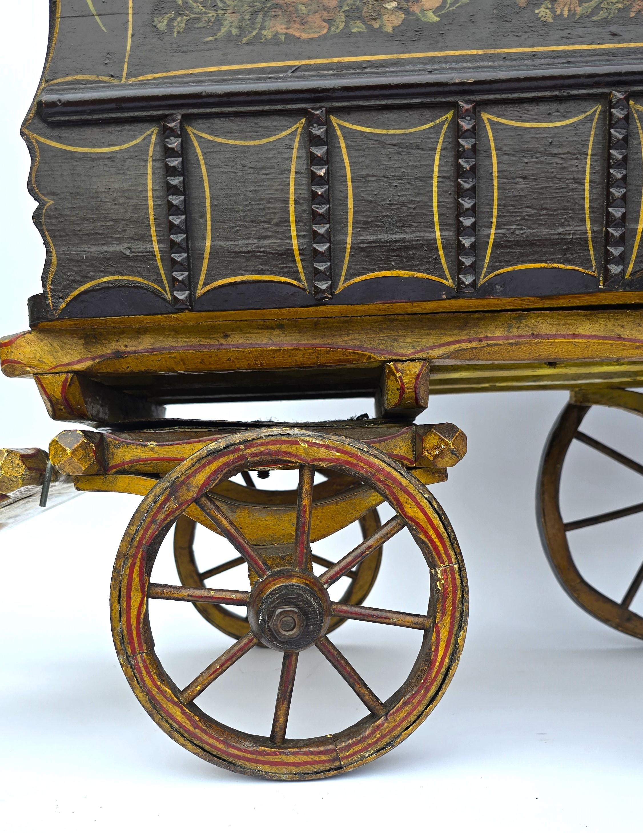 Arte popolare Modellino di roulotte di zingari, fatto a mano e dipinto, arte popolare, inglese circa 1900 in vendita