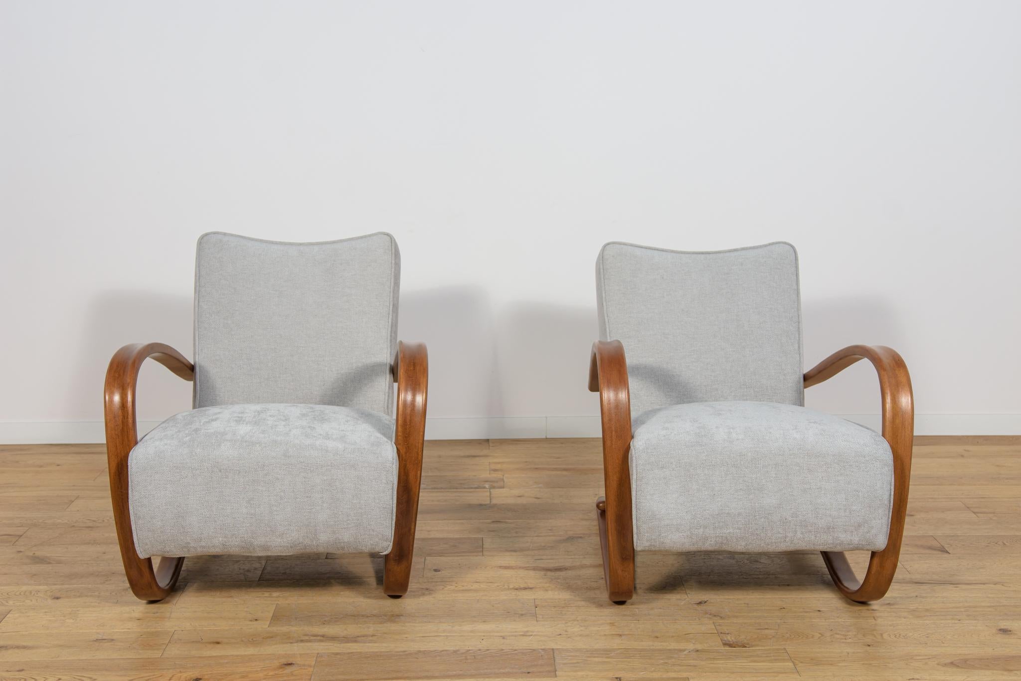 Este conjunto de 2 sillones vintage H-269 fue diseñado por Jindřich Halabala para UP Závody y producido en la década de 1950. Para su fabricación se utilizó el método de curvado de la madera desarrollado por Thonet, que permite fabricar cada