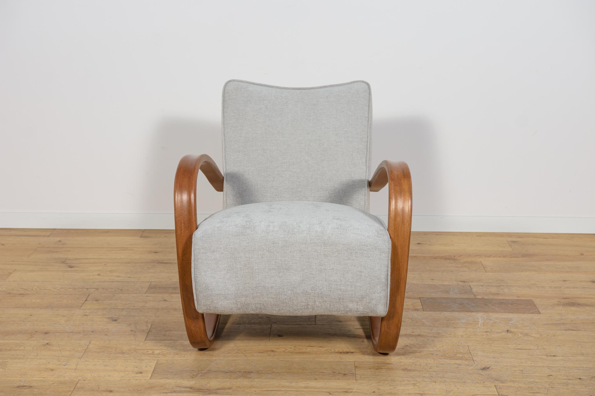 El sillón vintage H-269 fue diseñado por Jindřich Halabala para UP Závody y producido en la década de 1950. Para su fabricación se utilizó el método de curvado de la madera desarrollado por Thonet, que permite fabricar cada pasamanos de una sola