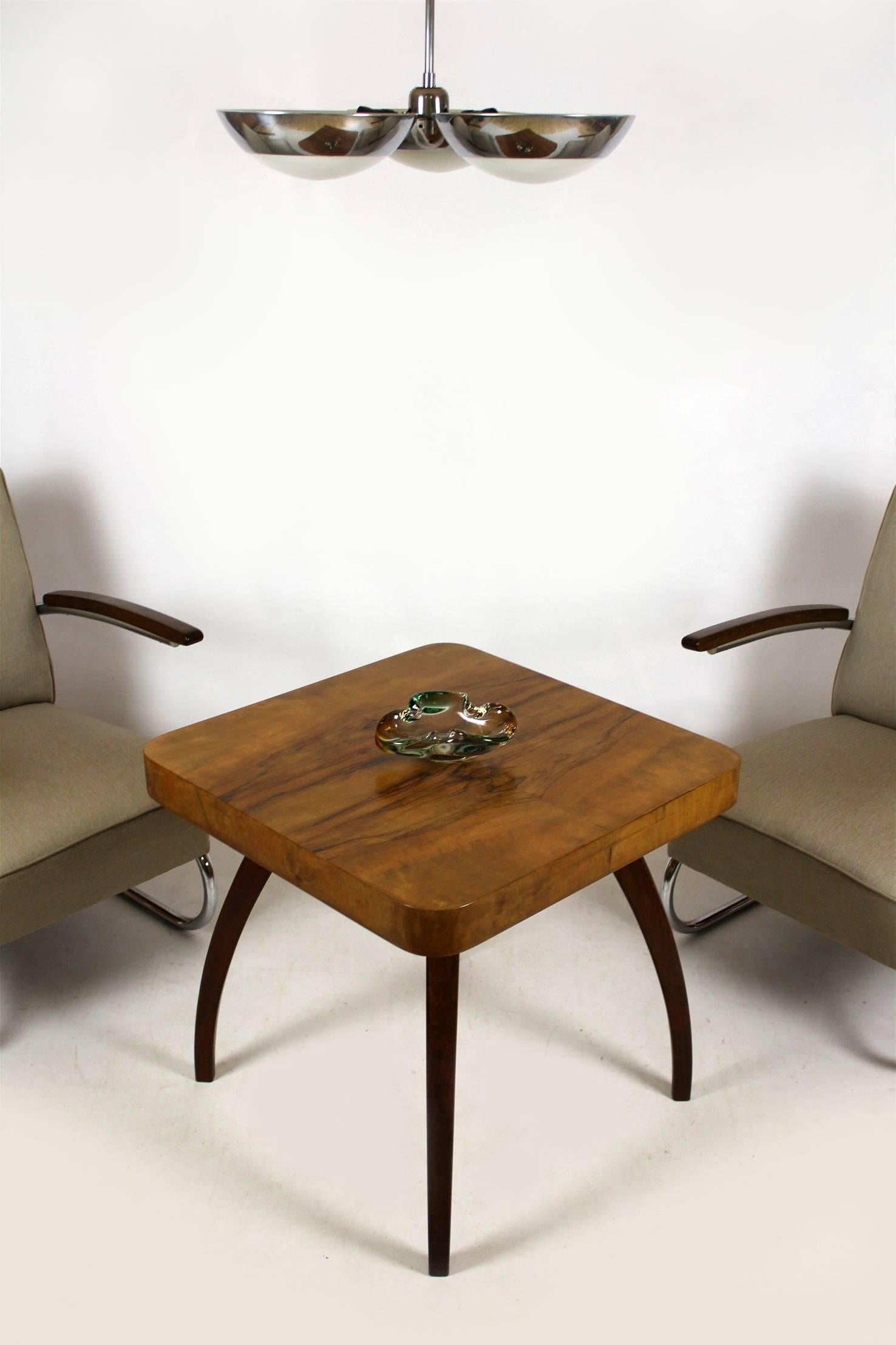 This coffee table, model H-259, was designed by Jindrich Halabala for UP Závody in the 1930s.
It features a walnut veneered top and legs made of bentwood. The table has been restored.