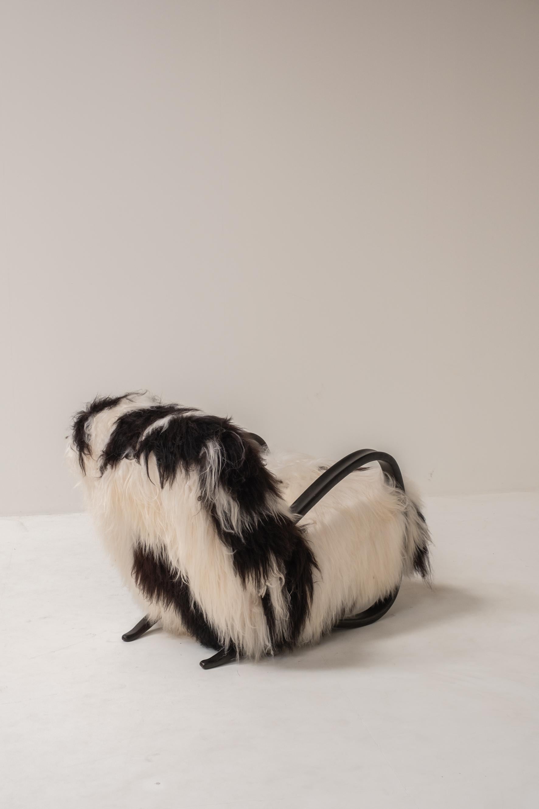 Mid-Century Modern Model H269 By Jindrich Halabala tapissé en peau de mouton de Mongolie en vente