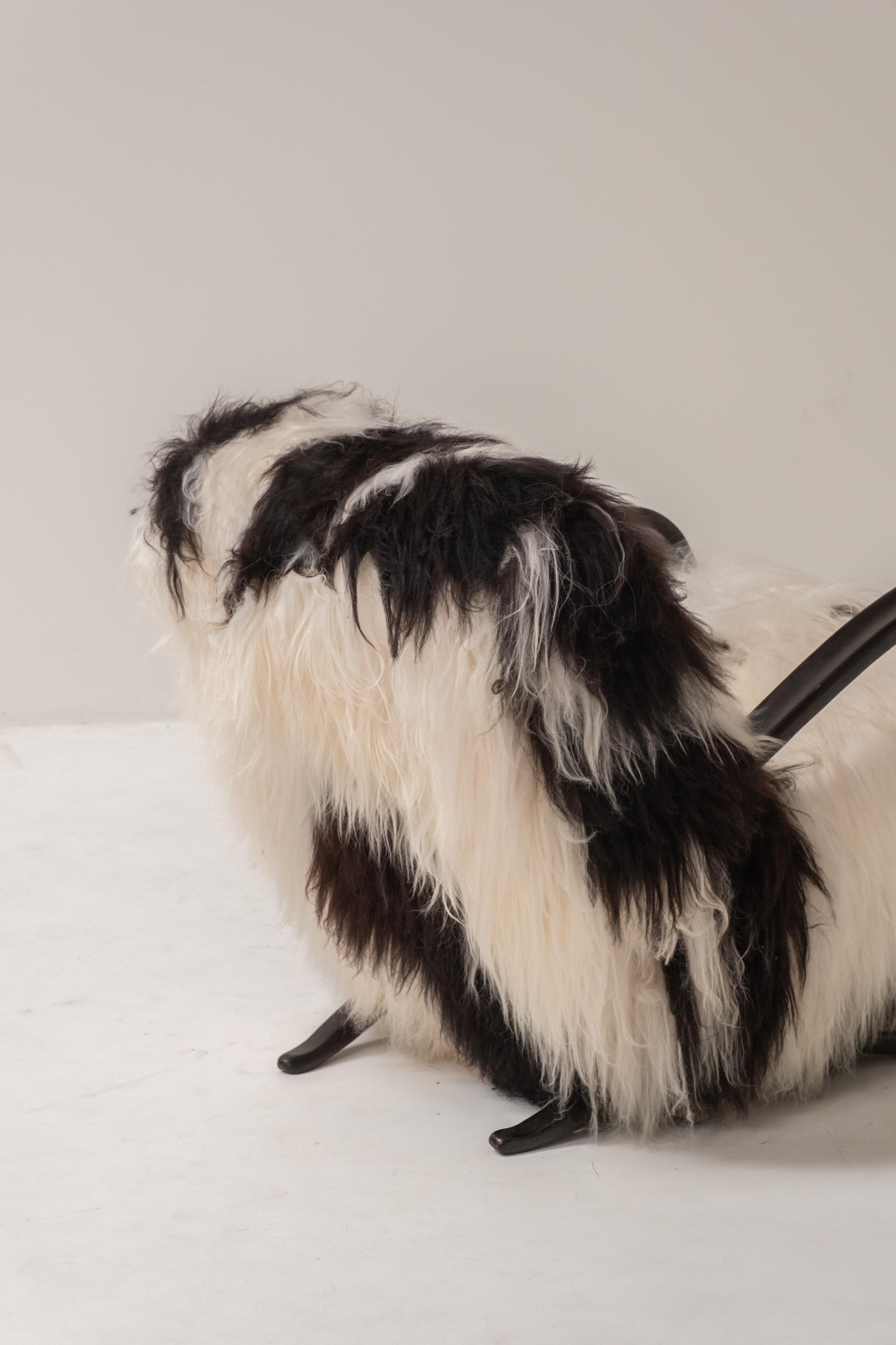 Tchèque Model H269 By Jindrich Halabala tapissé en peau de mouton de Mongolie en vente