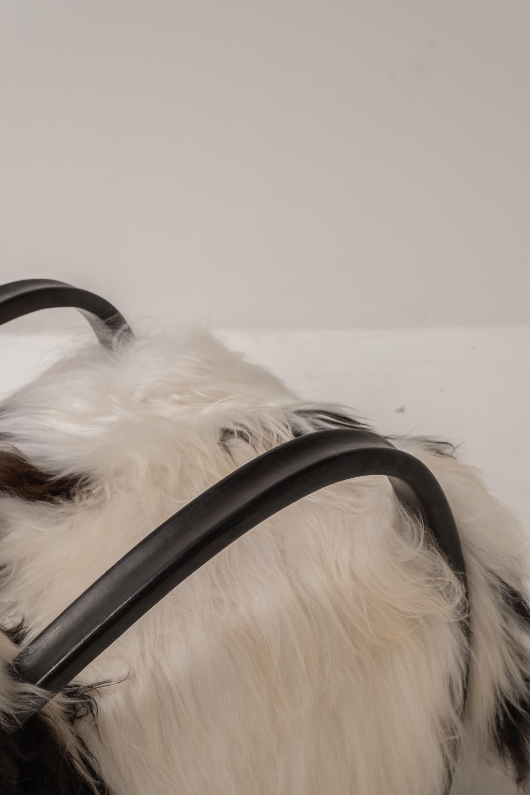 Model H269 By Jindrich Halabala tapissé en peau de mouton de Mongolie Bon état - En vente à Boom, Vlaams Gewest