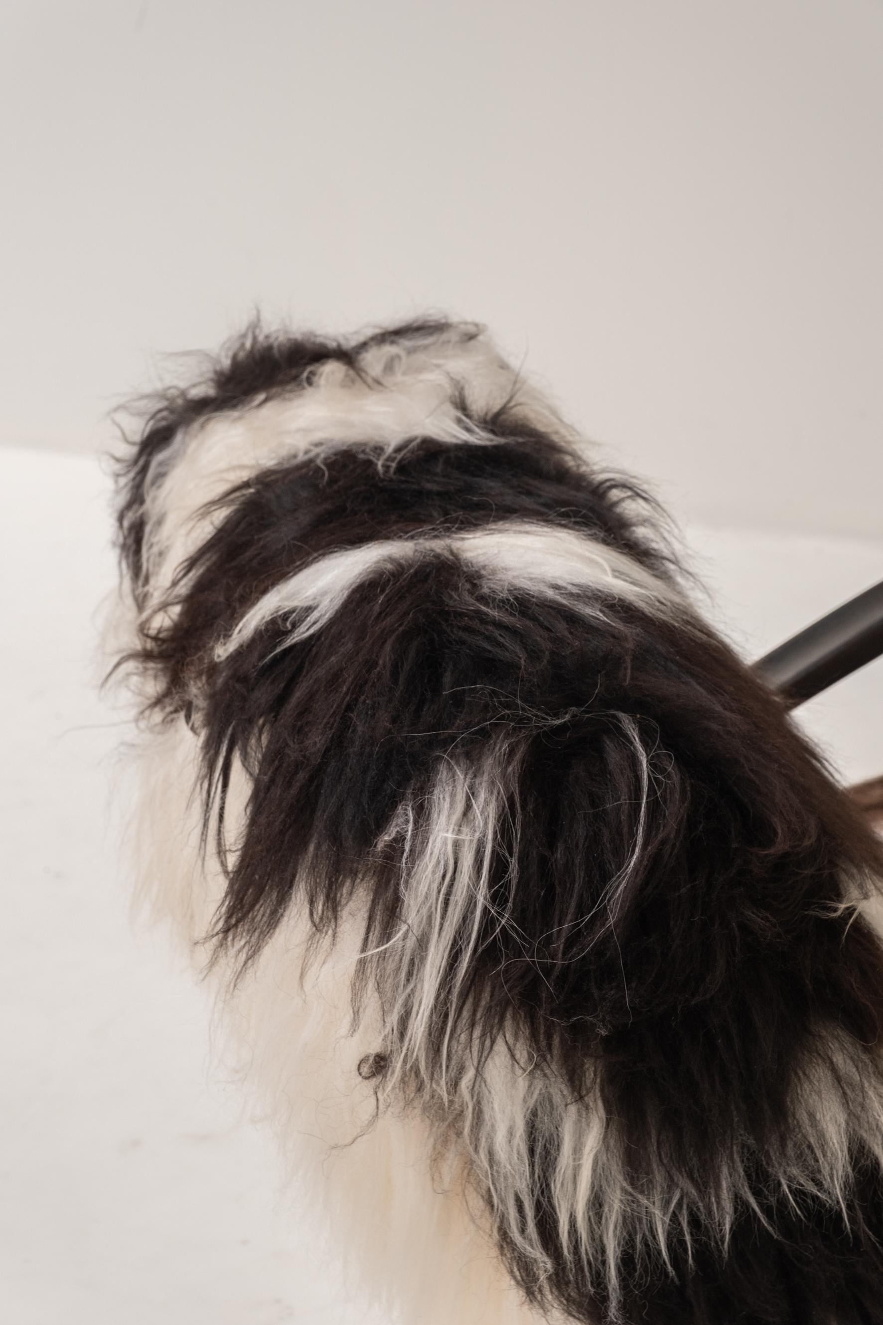 Cuir de mouton Model H269 By Jindrich Halabala tapissé en peau de mouton de Mongolie en vente