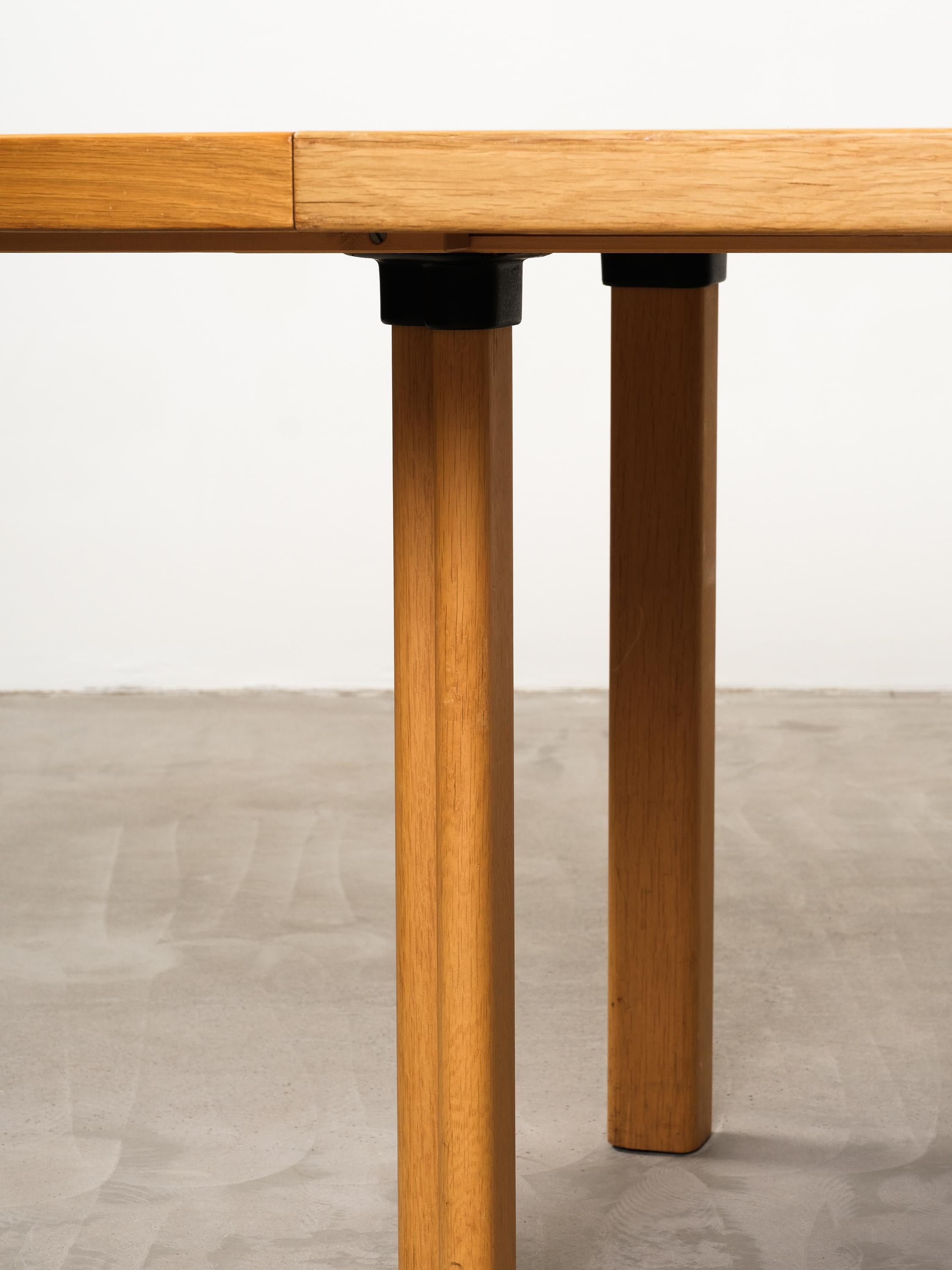 Model H93 Extendable Dining Table in Oak by Alvar Aalto for Artek, 1960s/70s 9